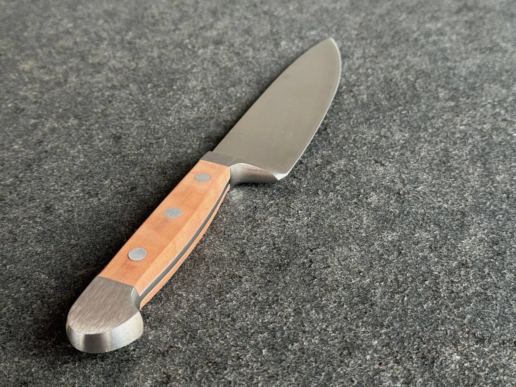 Der Griff im Detail von einem Güde Kochmesser mit 16 cm langer Klinge.