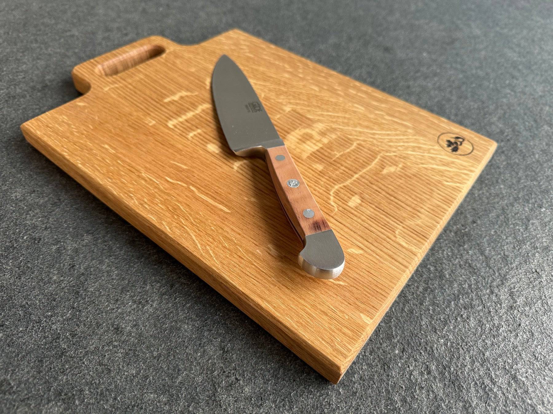 Kleines Güde Kochmesser auf einem schönen Eiche Brett mit Henkelgriff von Spessartbrett.