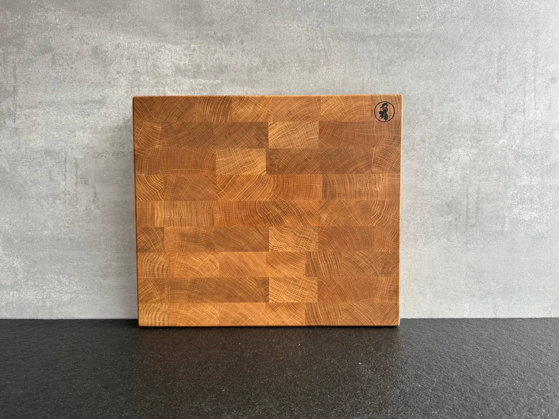 Kleiner Hirnholz Eiche Schneideblock an einer Betonwand.