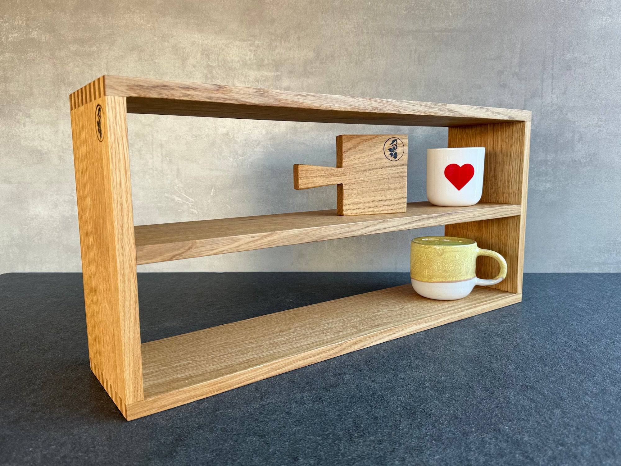 60 cm breites Küchenregal. Schreinerhandwerk aus Eiche.