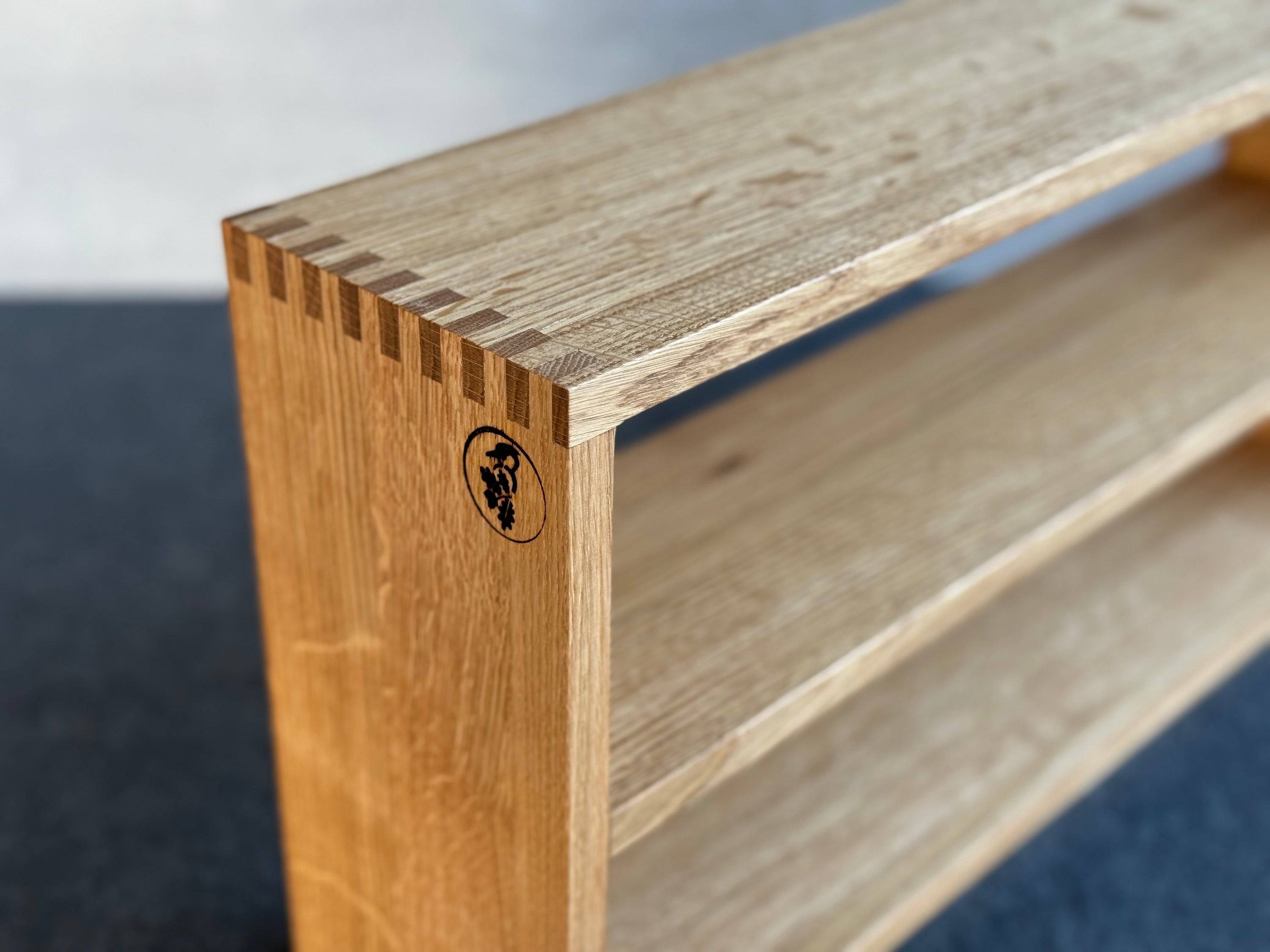 Echtes Schreinerhandwerk. Die verzinkte Ecke eines Küchenregales.