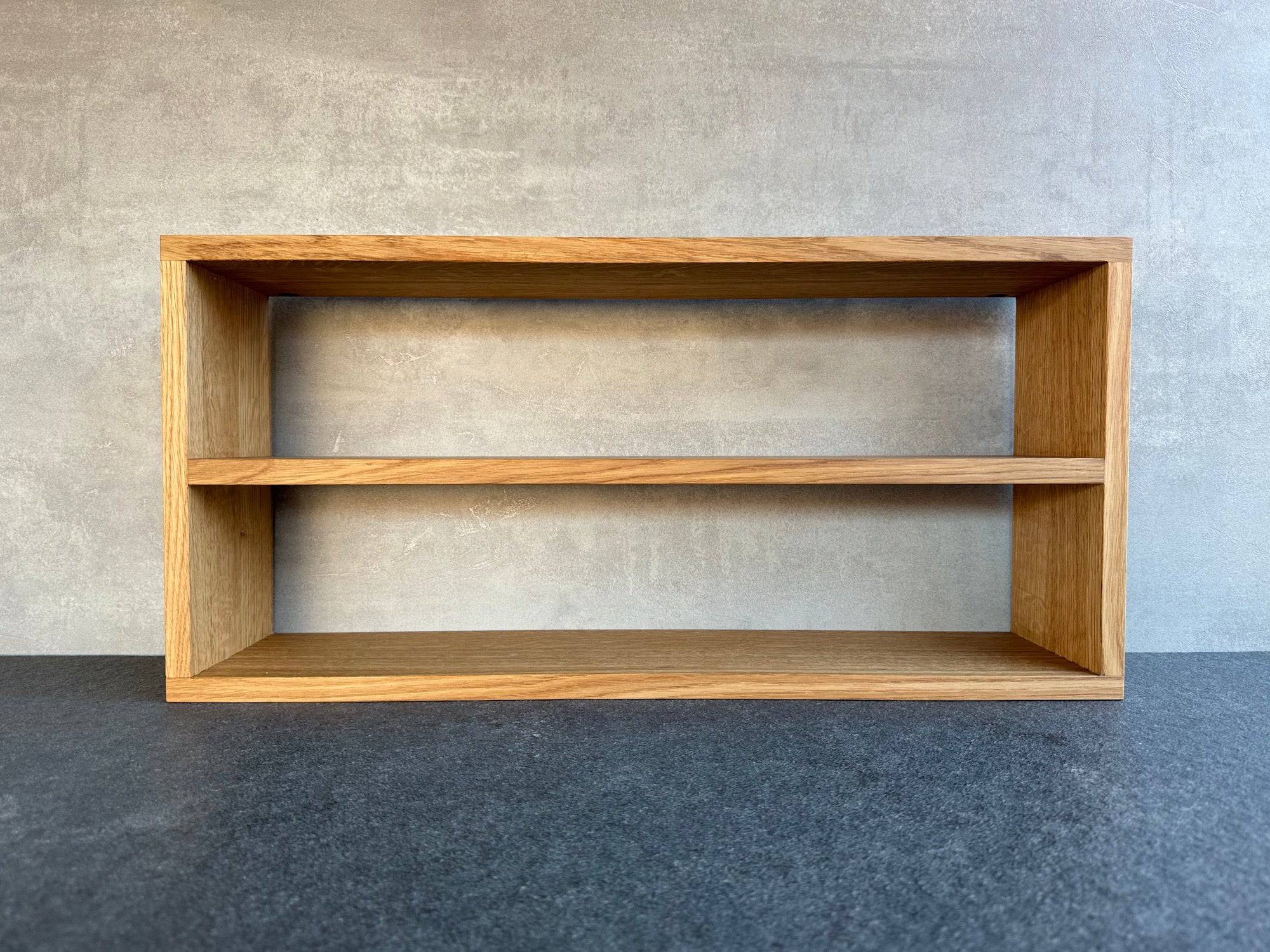 Gewürzregal. Tassenregal. Mit 2 Böden aus massiver Eiche. 60 cm breit.