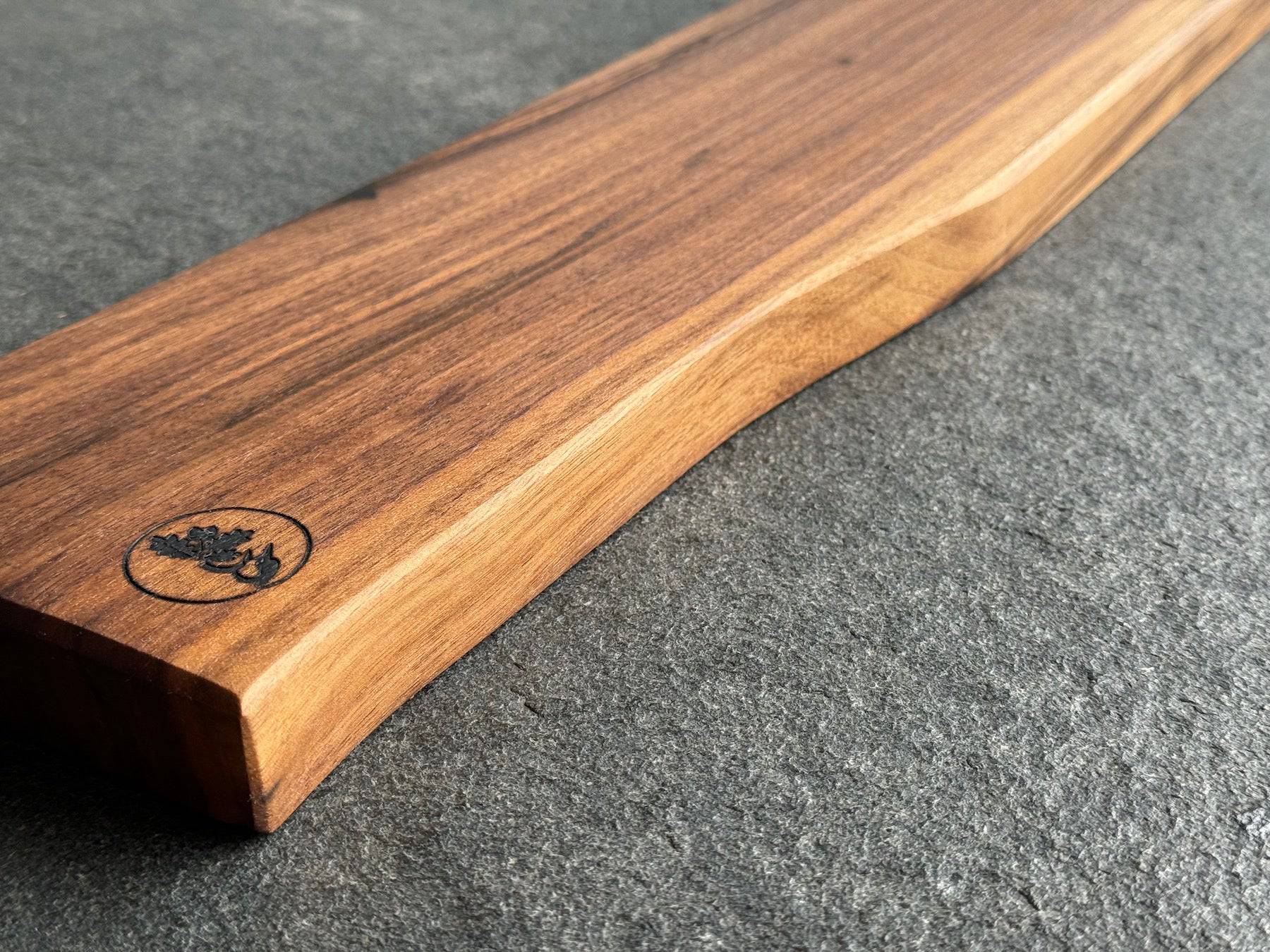 Nahaufnahme eines magnetischen Messerhalters aus einem Stück Nussbaum von Spessartbrett.