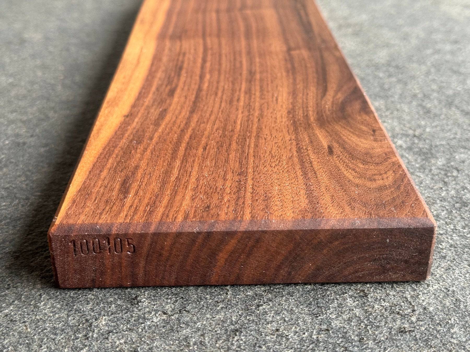 Seitenansicht eines Nussbaum Magnet Messerhalters