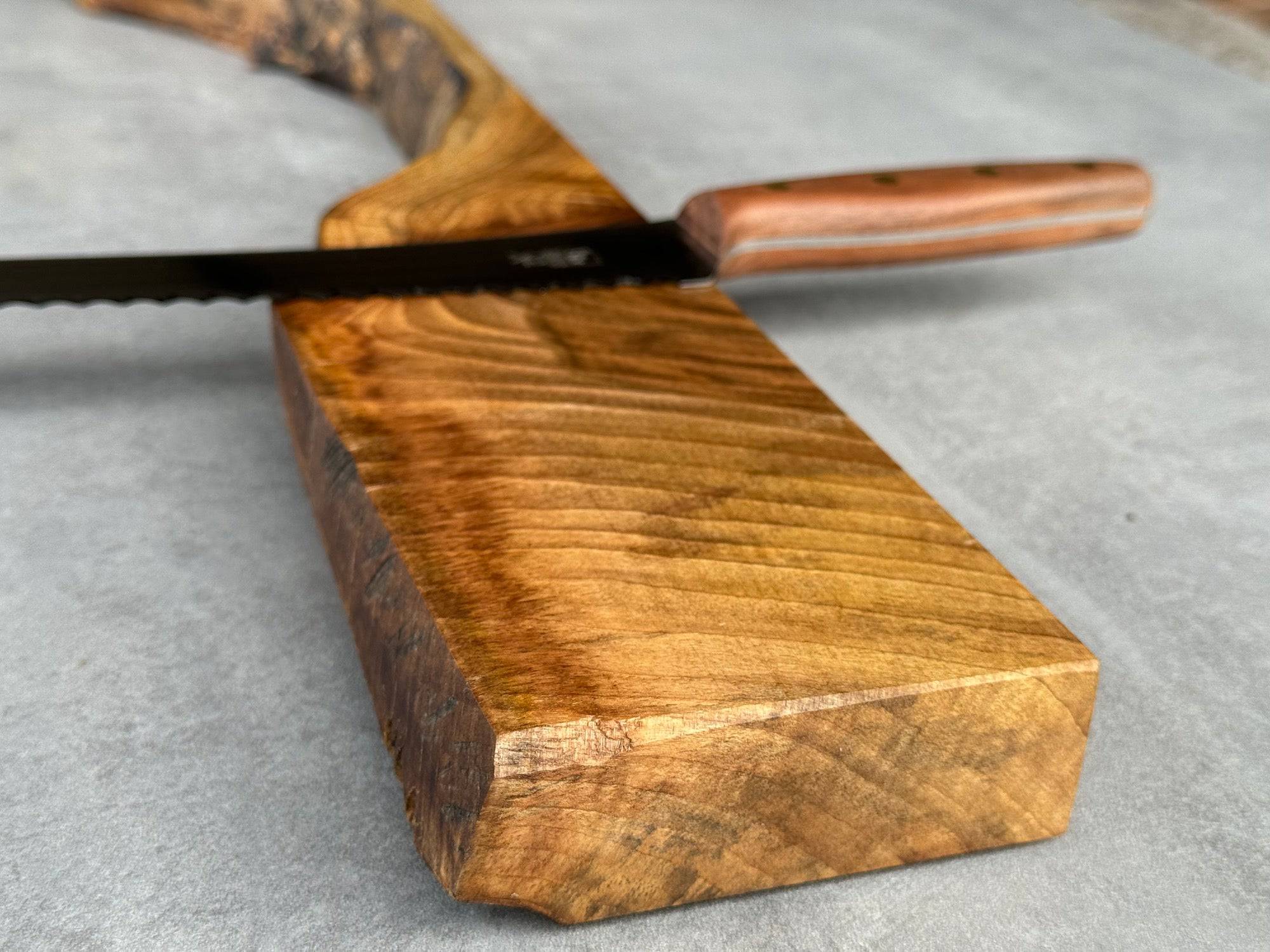 Seitenansicht magn. Messerleiste für 6 Messer mit besonderer Form und mit Baumkante.