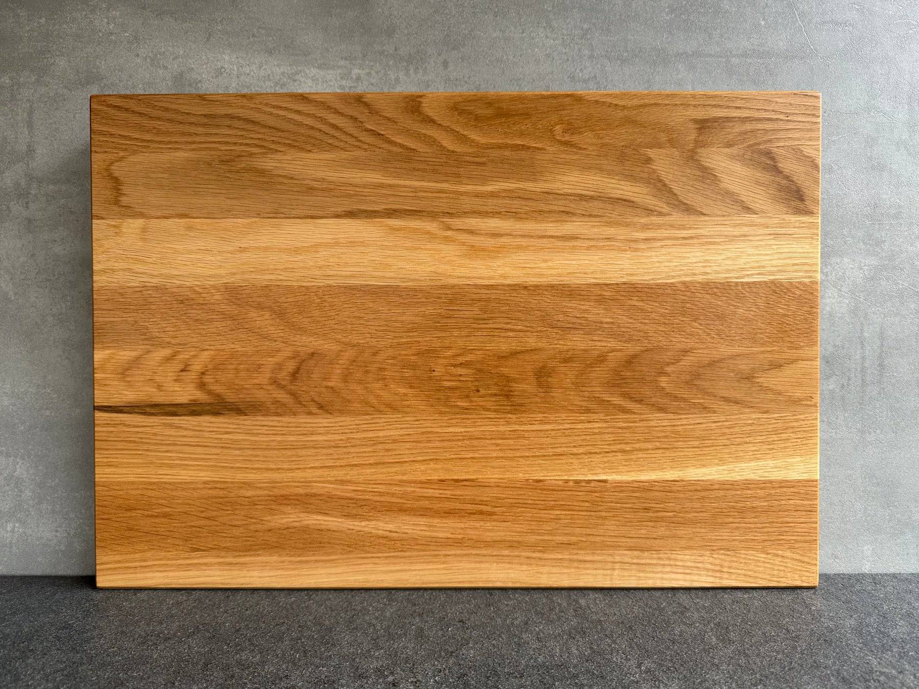 Die Rückseite eines Brotbrettes mit Rillen aus massiver Eiche.