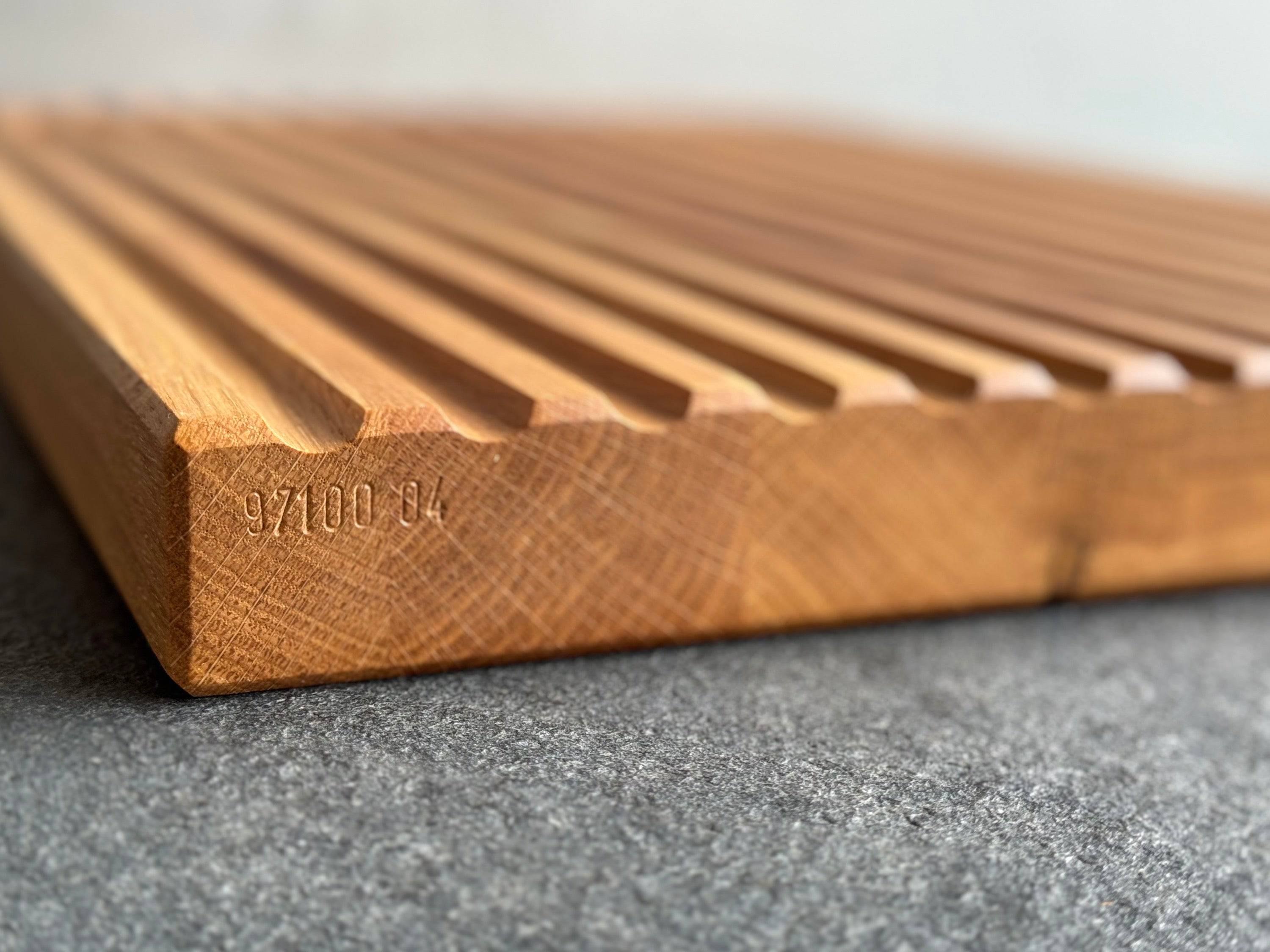 Rillen für Brotkrümel in Nahaufnahme.