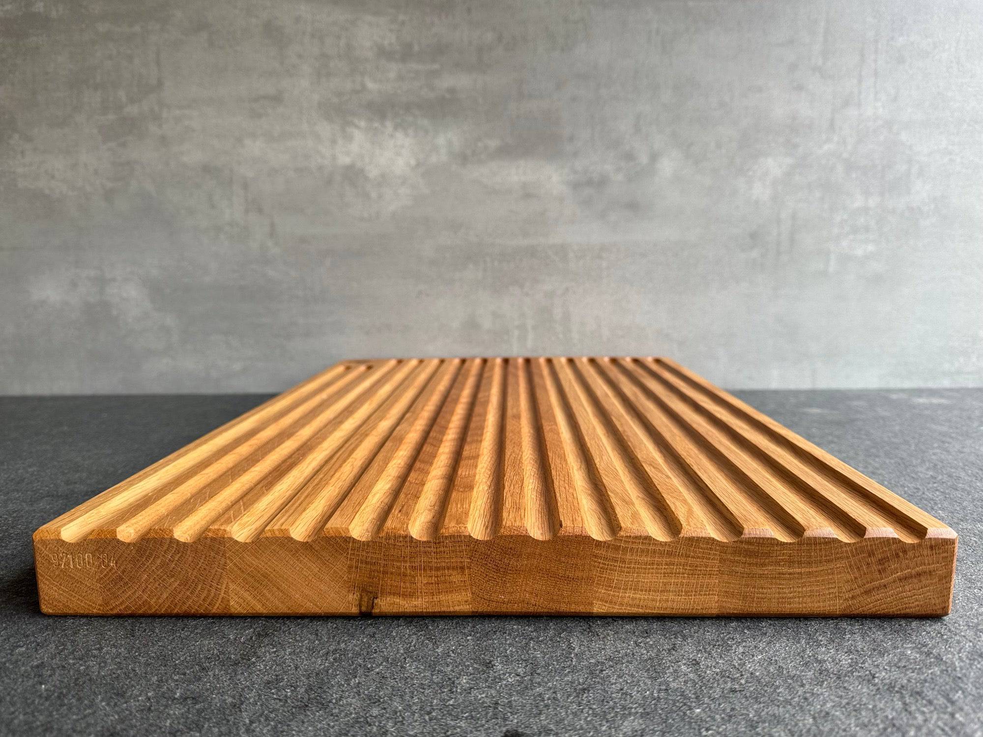 Die Rillen eines Brotbrettes seitlich im Detail.