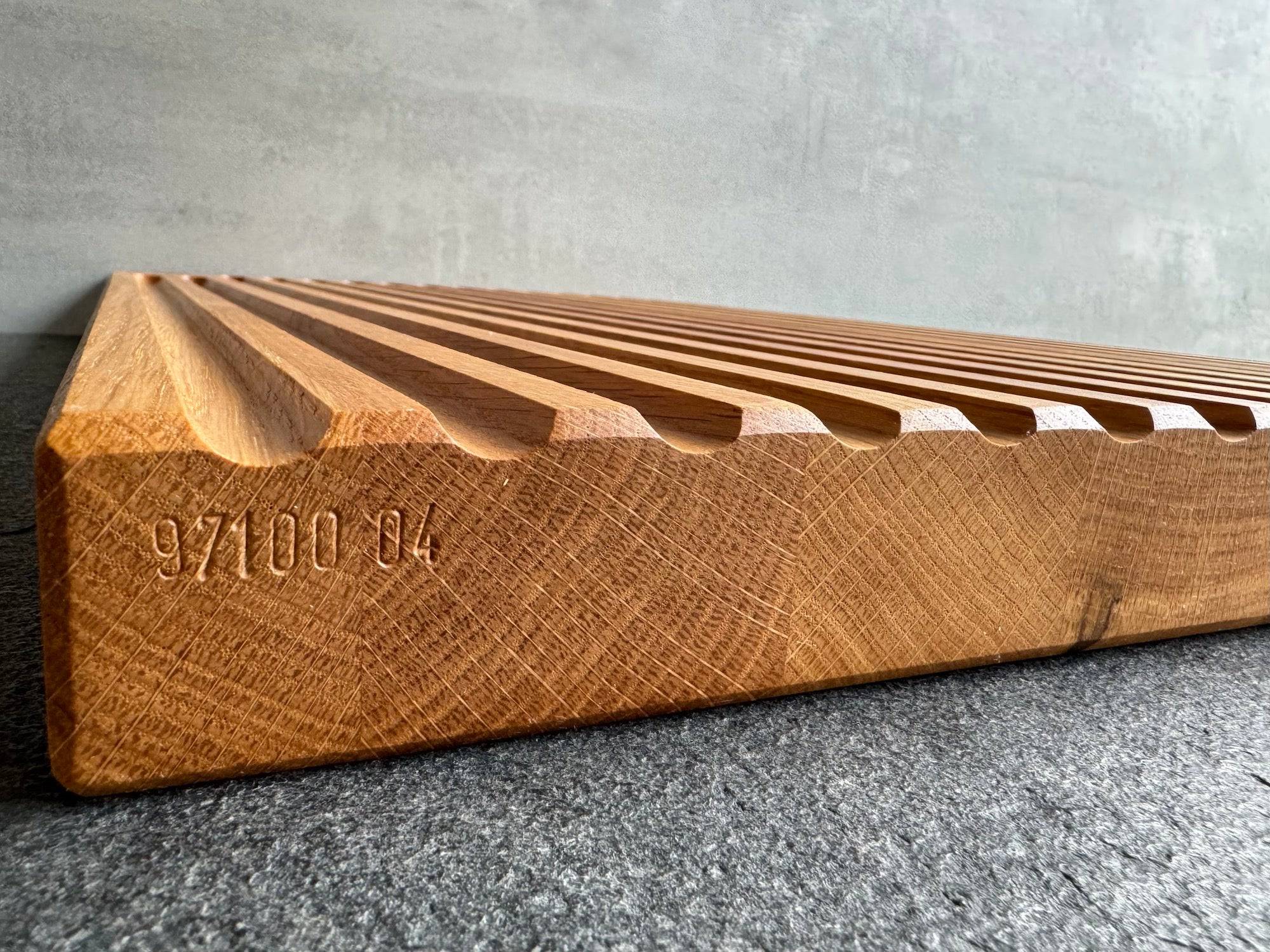 Per Hand eingeschlagene Seriennummer bei einem Brotbrett aus Eiche.