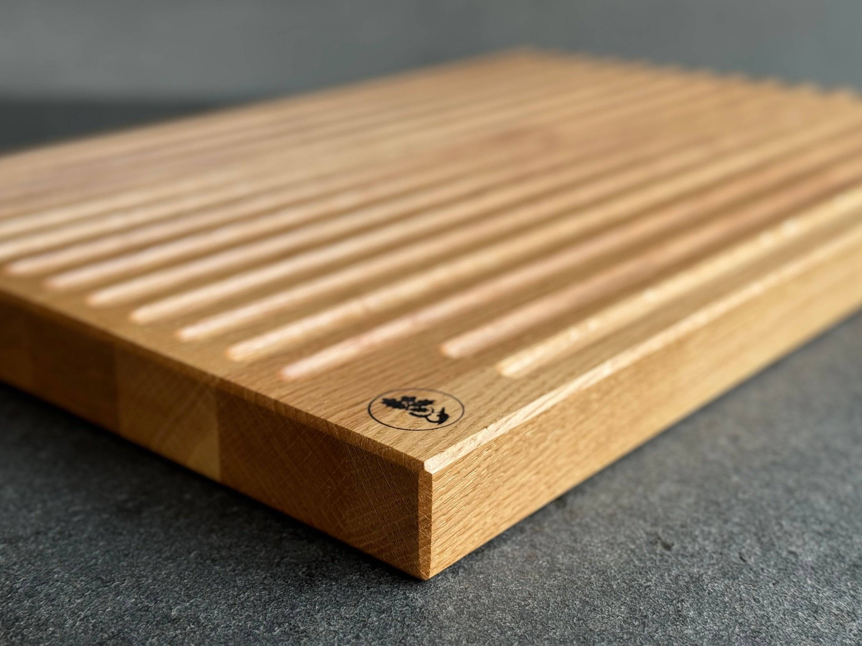 Brotbrett mit Rillen für Brotkrümel von oben.