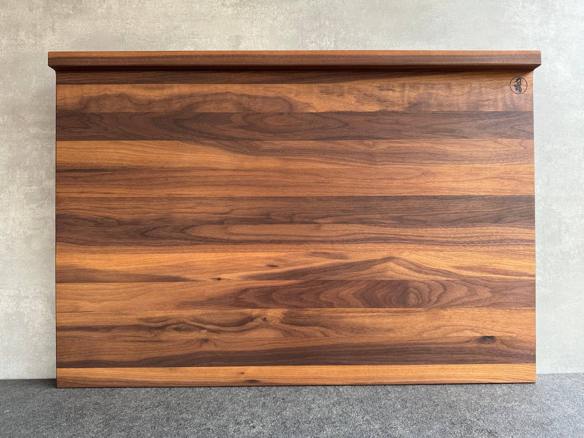 Backbrett, Arbeitsbrett mit 2 Anschlägen in massivem Nussbaum. 80 cm breit und 55 cm tief.