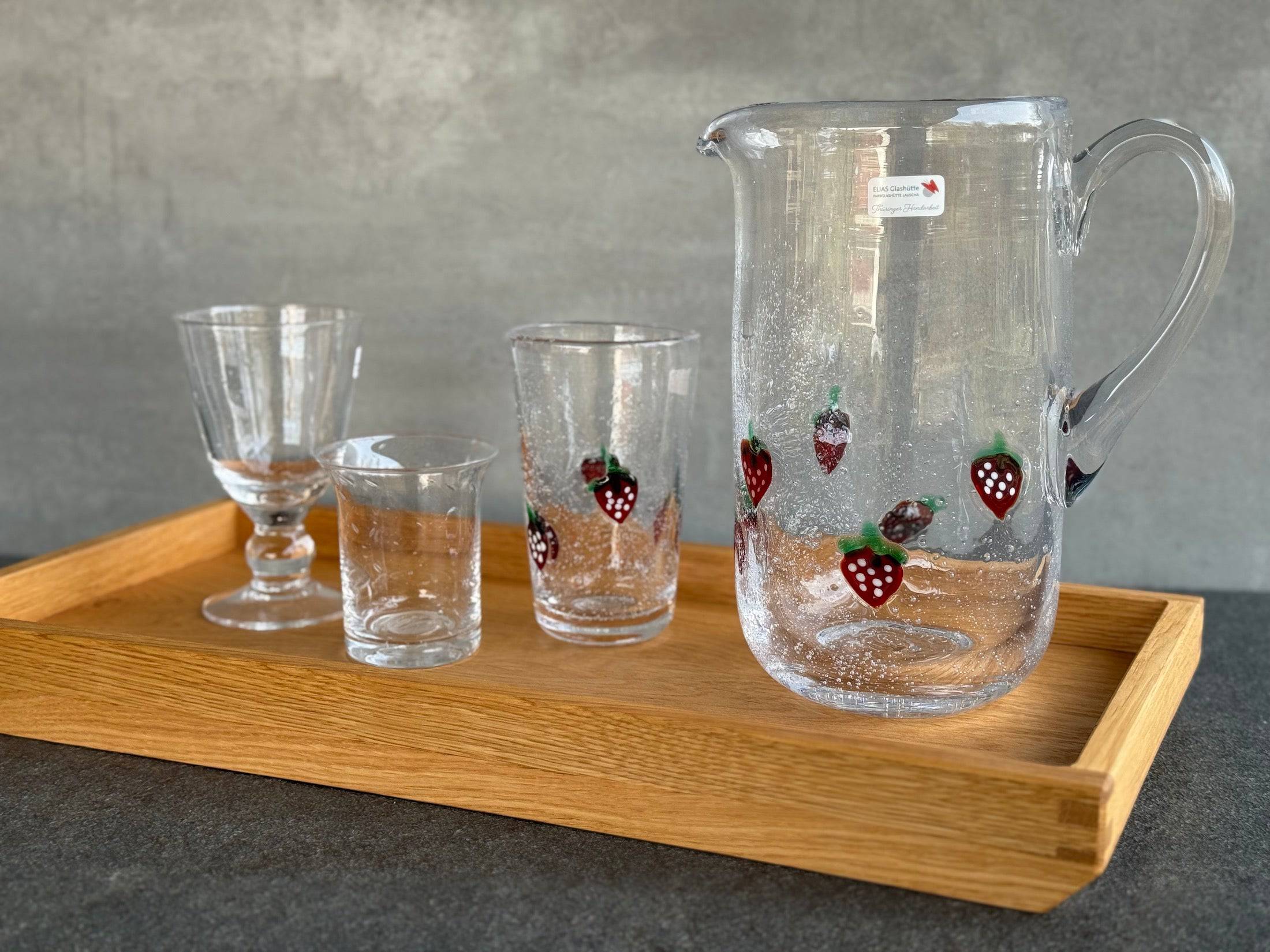 Wasserkrug und verschiedene Wassergläser. Mundgeblasen in der Glashütte Lauscha.