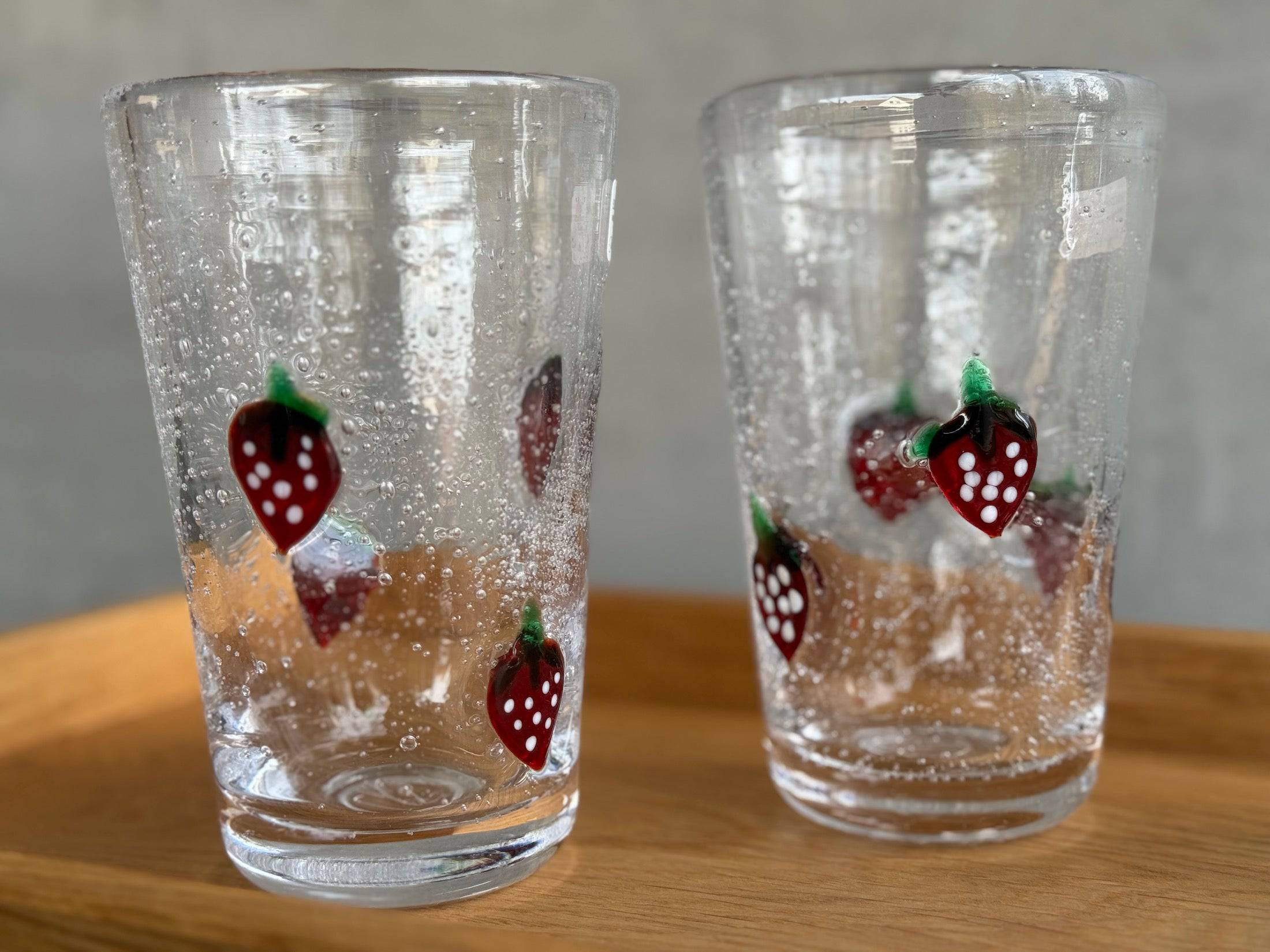 2 Wassergläser aus der Serie La Fresa aus Antikglas auf einem Eiche Tablett.