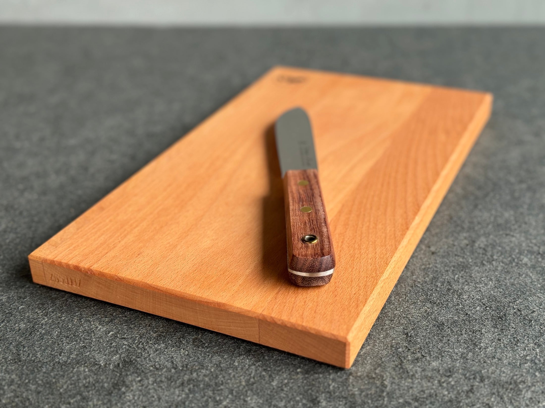 Seitenansicht eines Vesperbrettes aus Buche mit einem Güde Messer Sailior´s Knife.