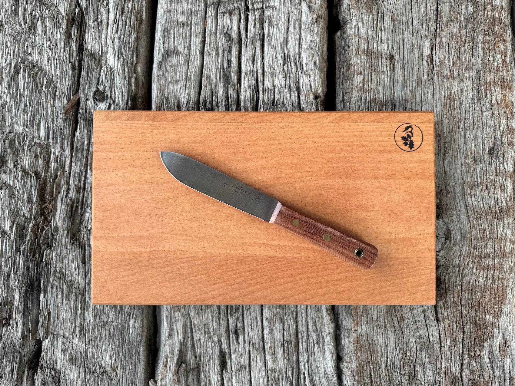 Buche Brotzeitbrett auf alten Eichenbalken mit einem Outdoor Messer von Güde.