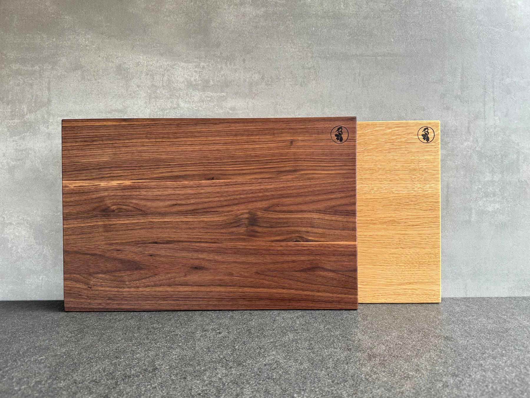 50 cm breiter Schneideblock in Nussbaum oder Eiche an einer Betonwand.