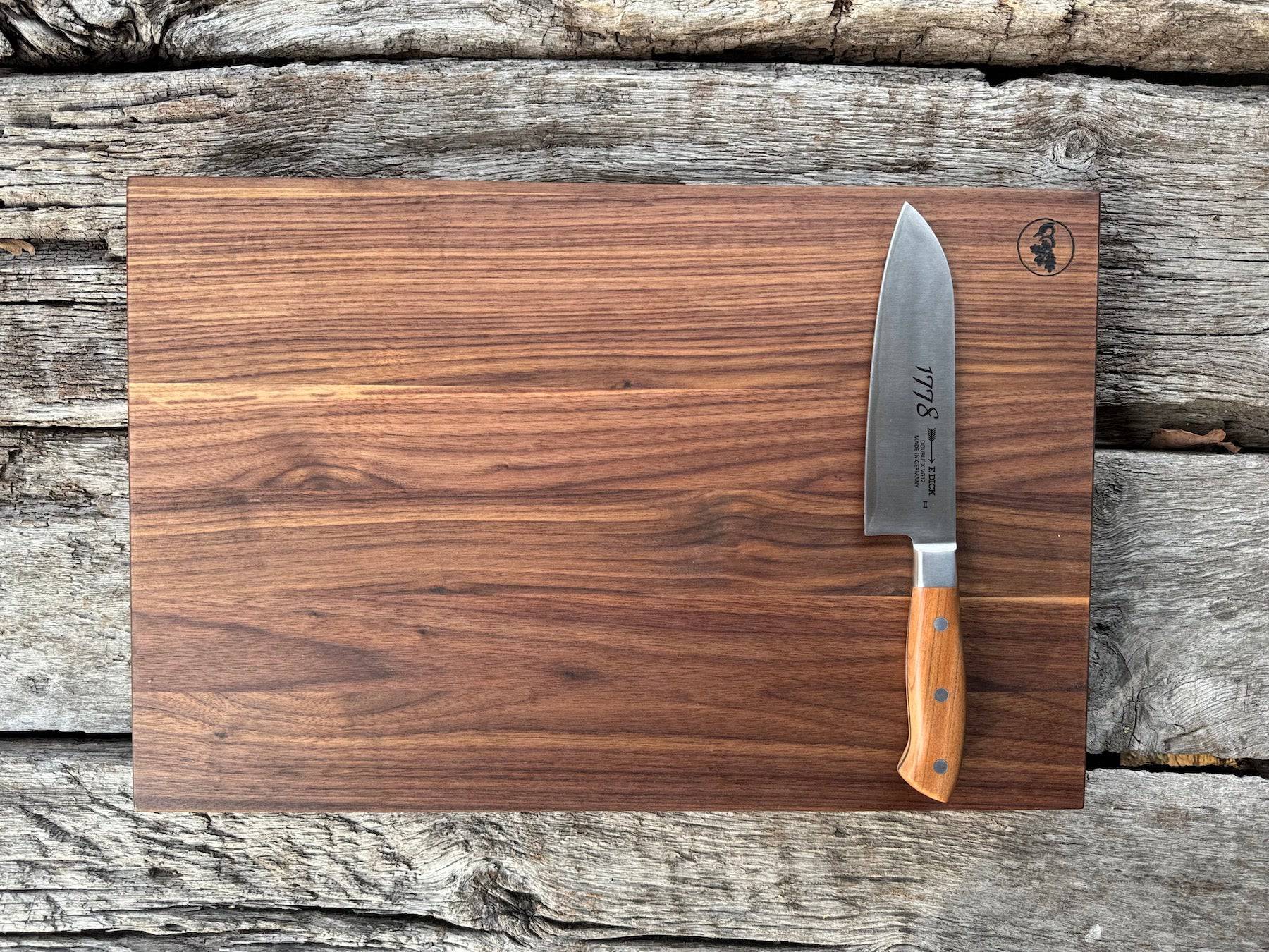 Rechteckiger Premium Schneideblock aus Nussbaum mit einem Dick Kochmesser 1778.