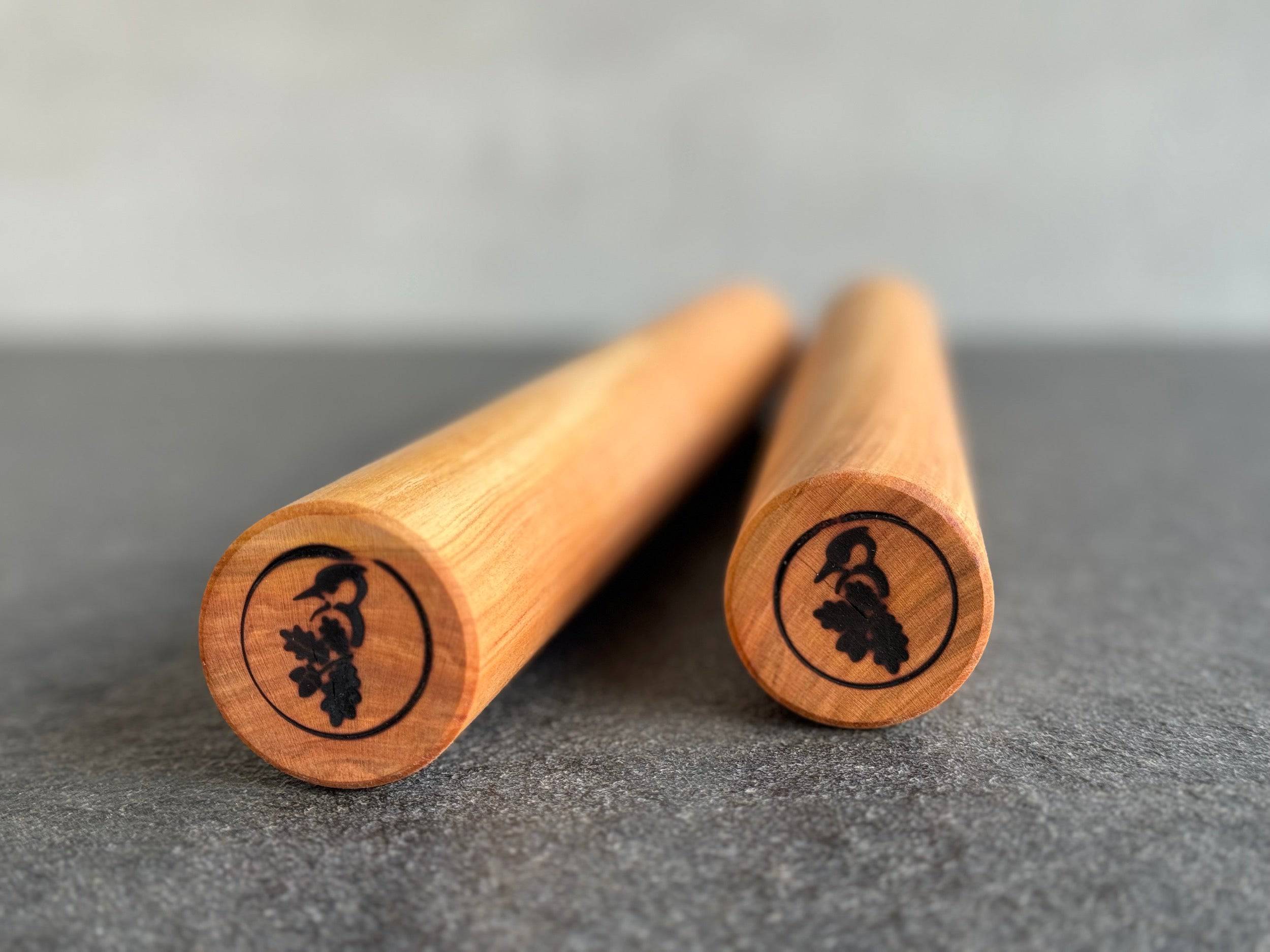 Handgedrechselte Teigrolle aus heimischem Apfelbaum.