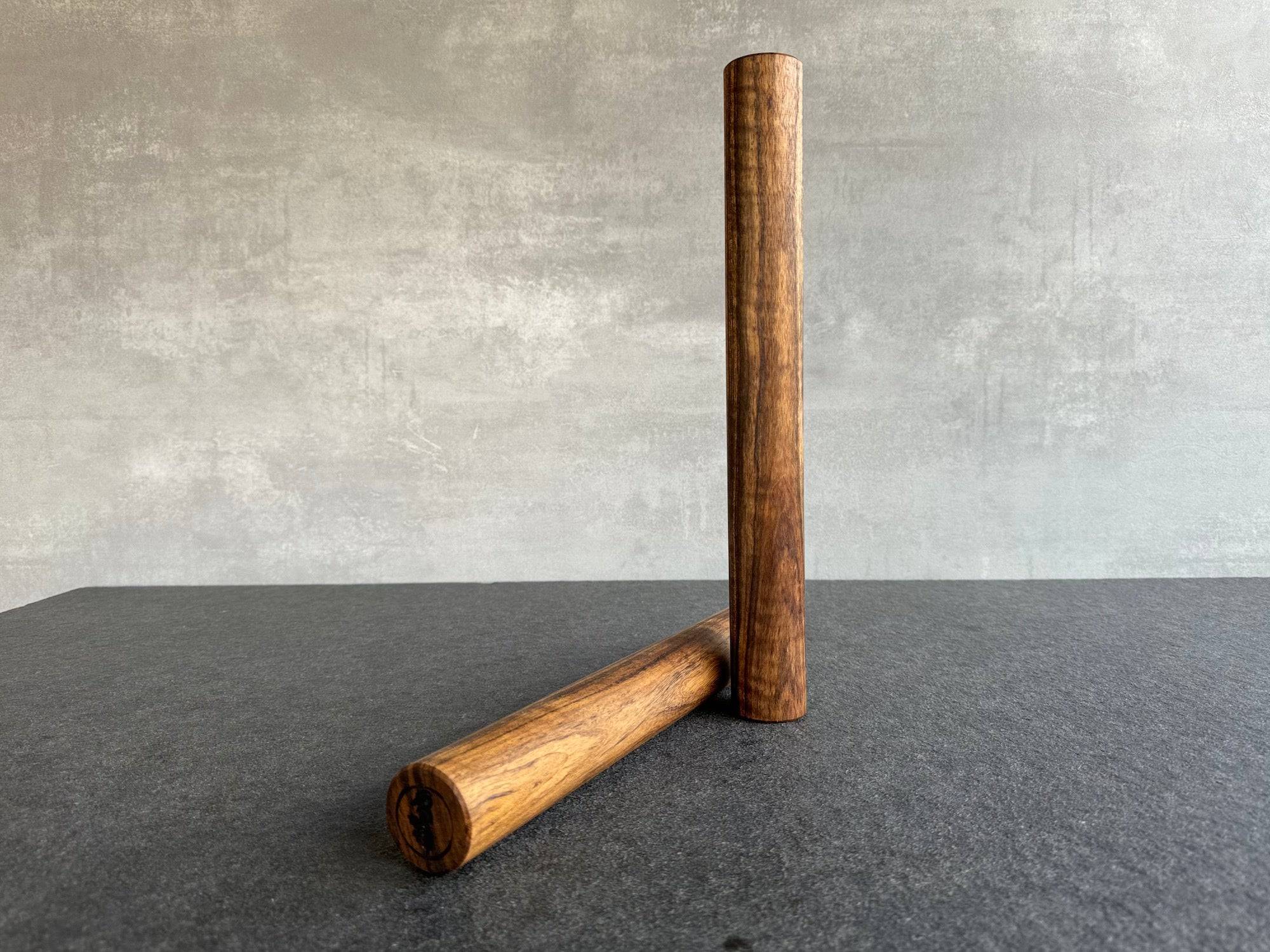 Ovengkol Teigrollen. Eine steht, eine liegt.