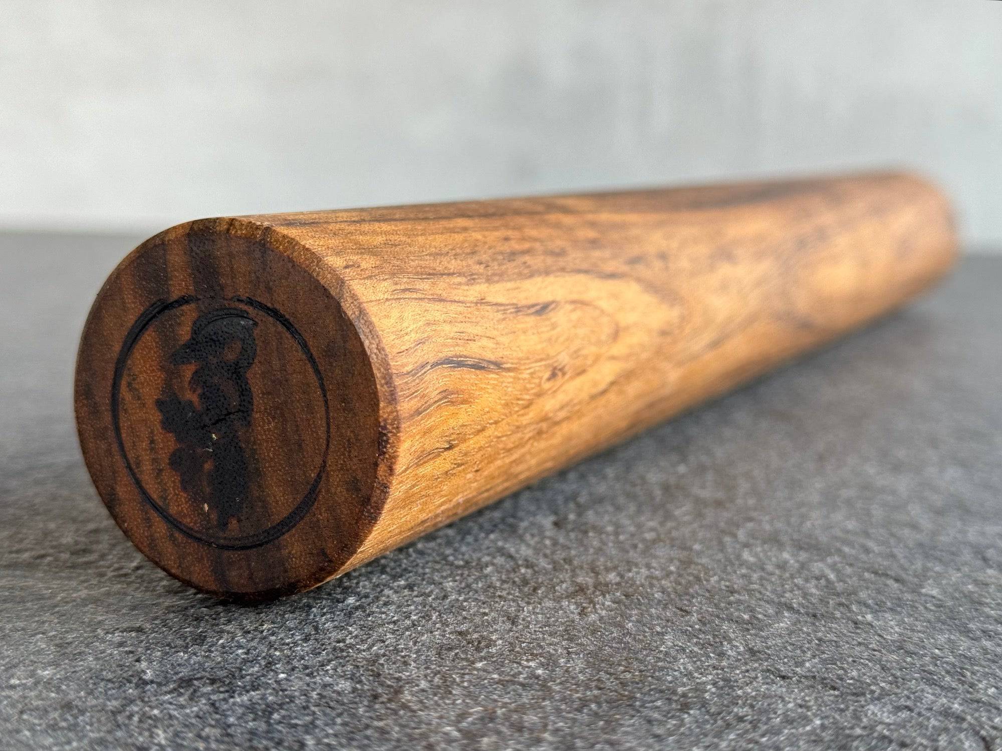 Handgedrechselte Ovengkol Teigrolle in Nahaufnahme.