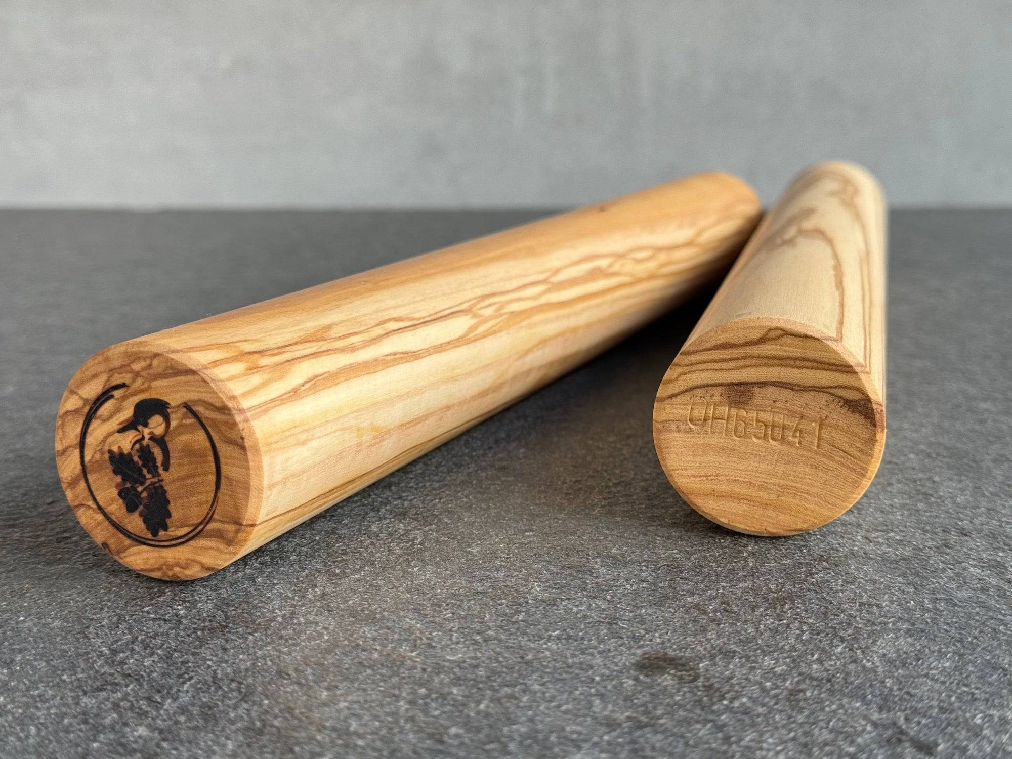 2 Olivenholz Teigrollen nebeneinander.