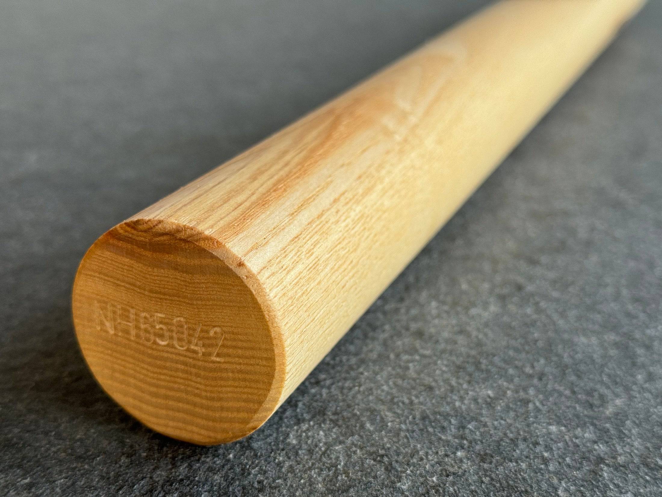 Eingeschlagene Nummer bei einem Nudelholz aus Esche.