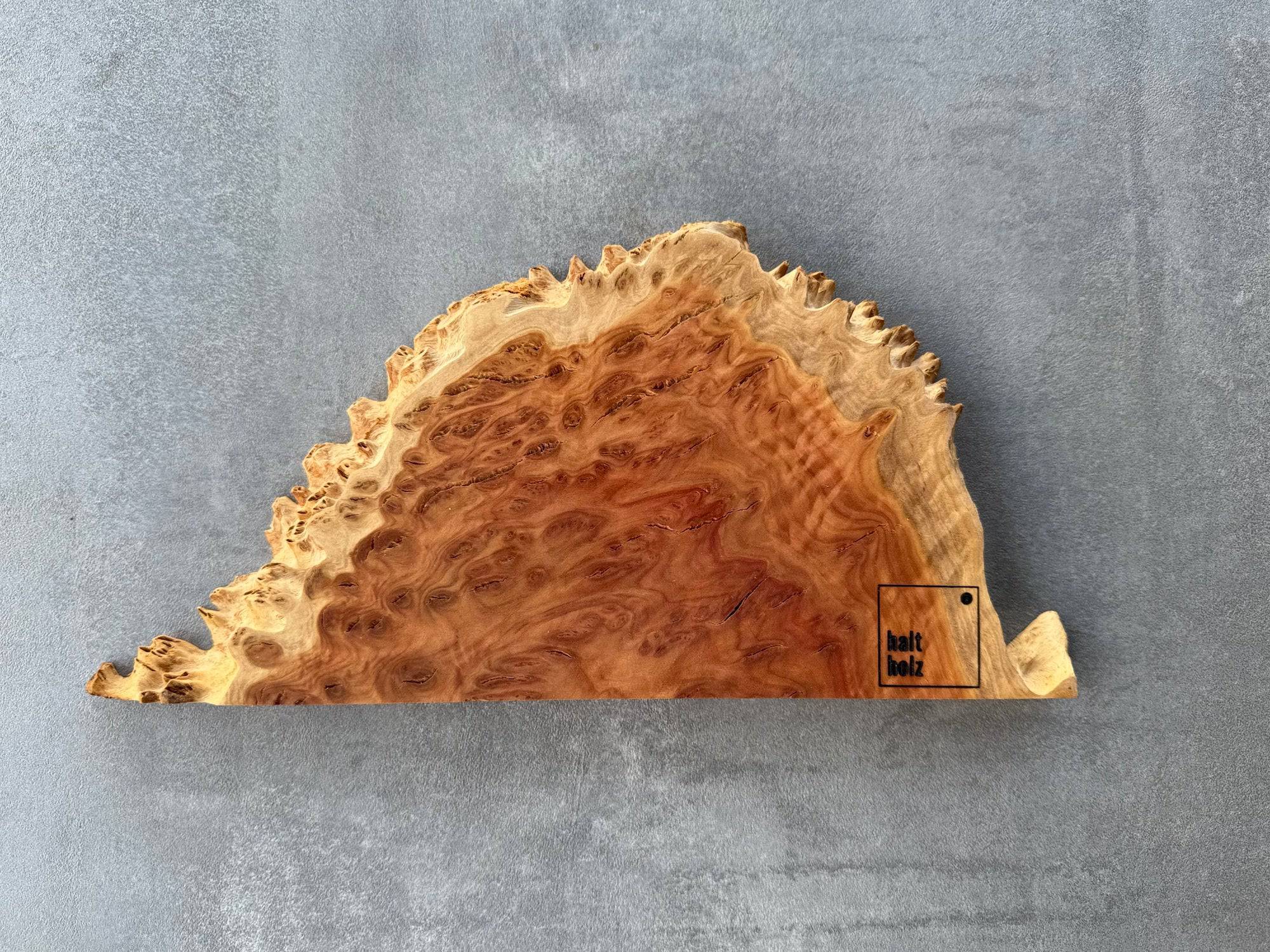 Eukalyptusbaum australischer Goldfield wolkige Maserung von gelb orange rot. Knollenform.