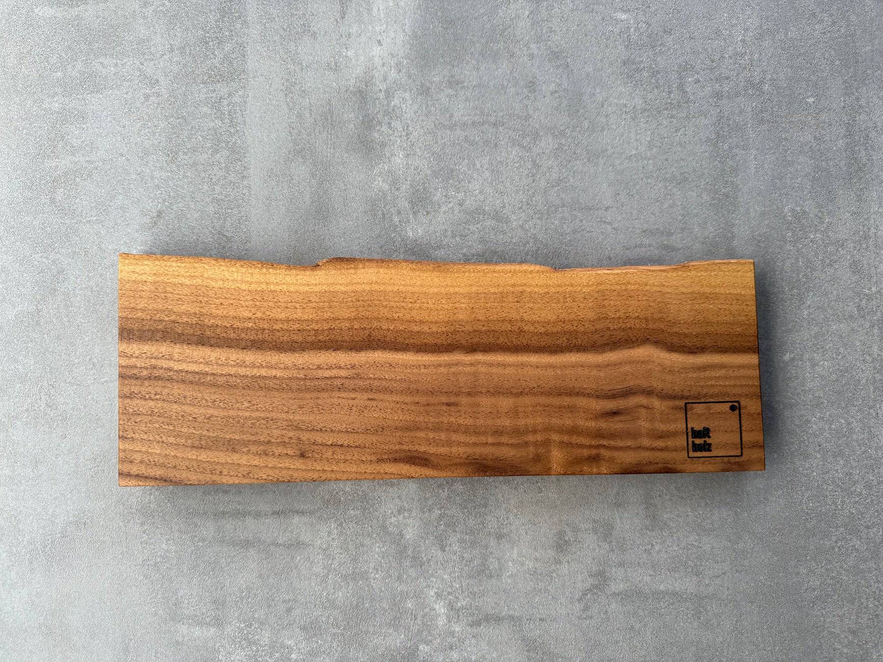 Unikat Messerhalter aus Nussbaum mit Baumkante.