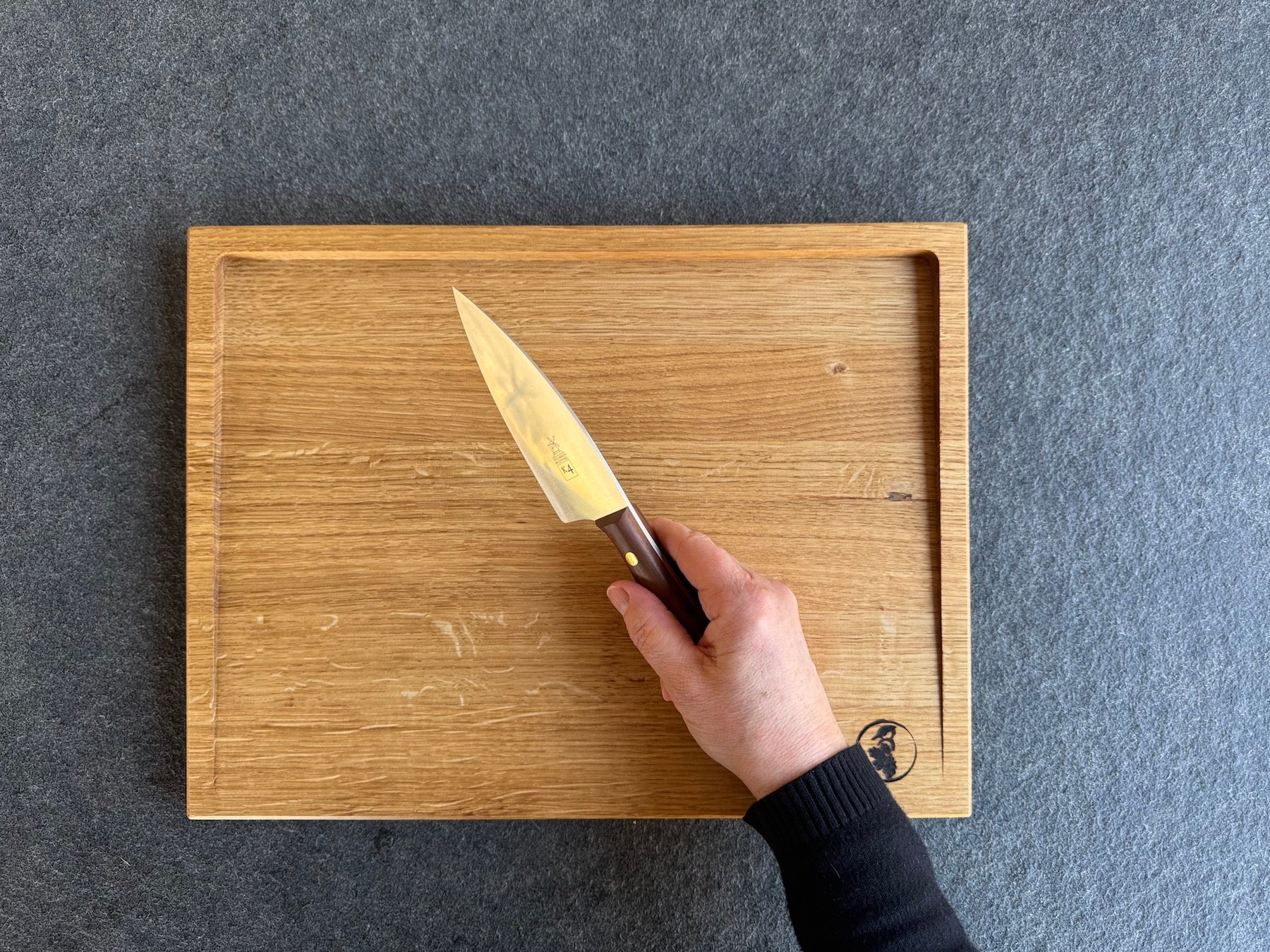 K4 Kochmesser mit einem Tanchierbrett aus Eiche von Spessartbrett.