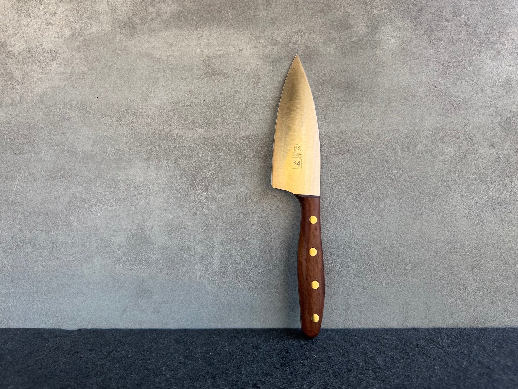Mittleres Kochmesser von Windmühlenmesser. Das K4 mit Walnußgriff.