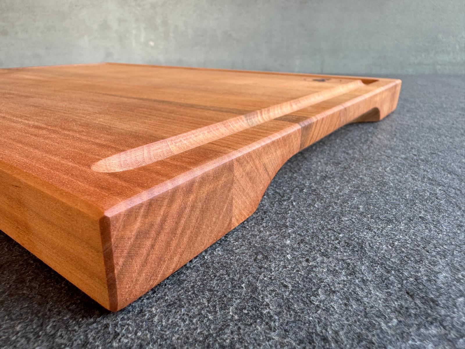 Detailansicht der U-Saftrille eines Kirschbaum Schneidebrettes