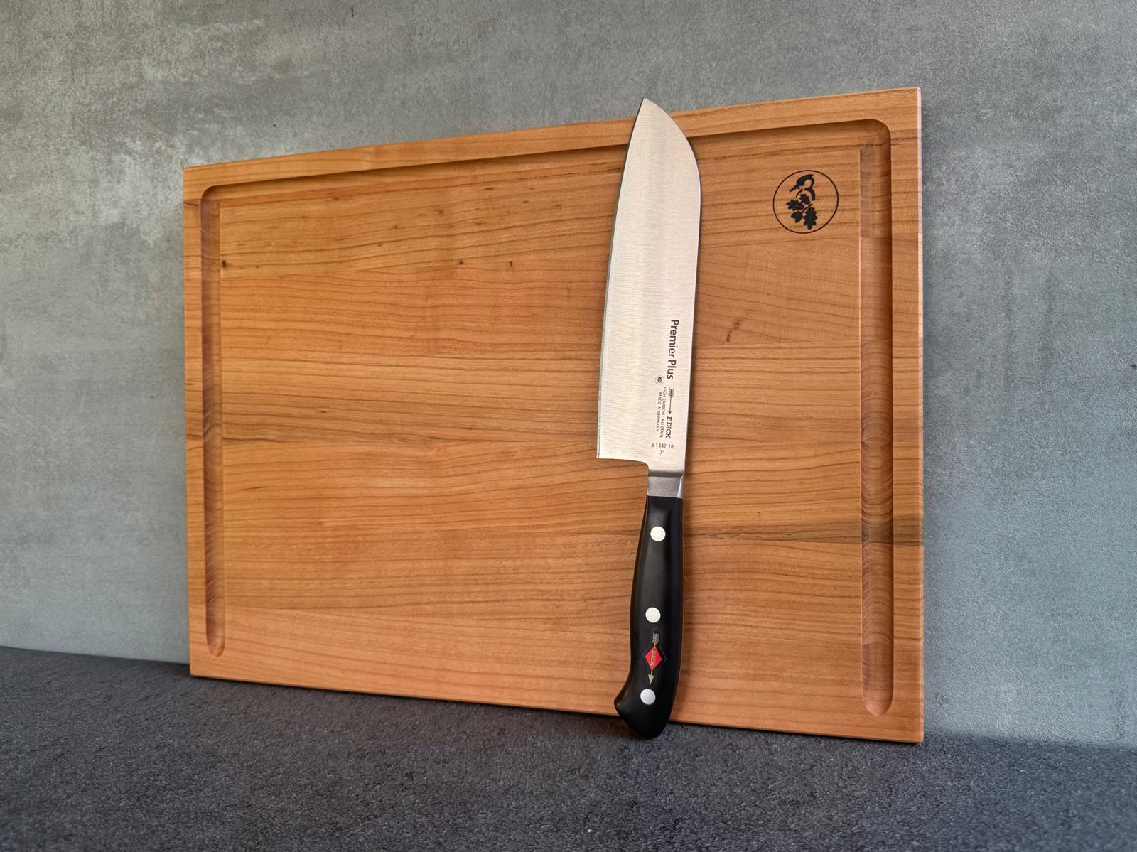 Schneidebrett Kirschbaum Längsholz mit einem Dick Kochmesser