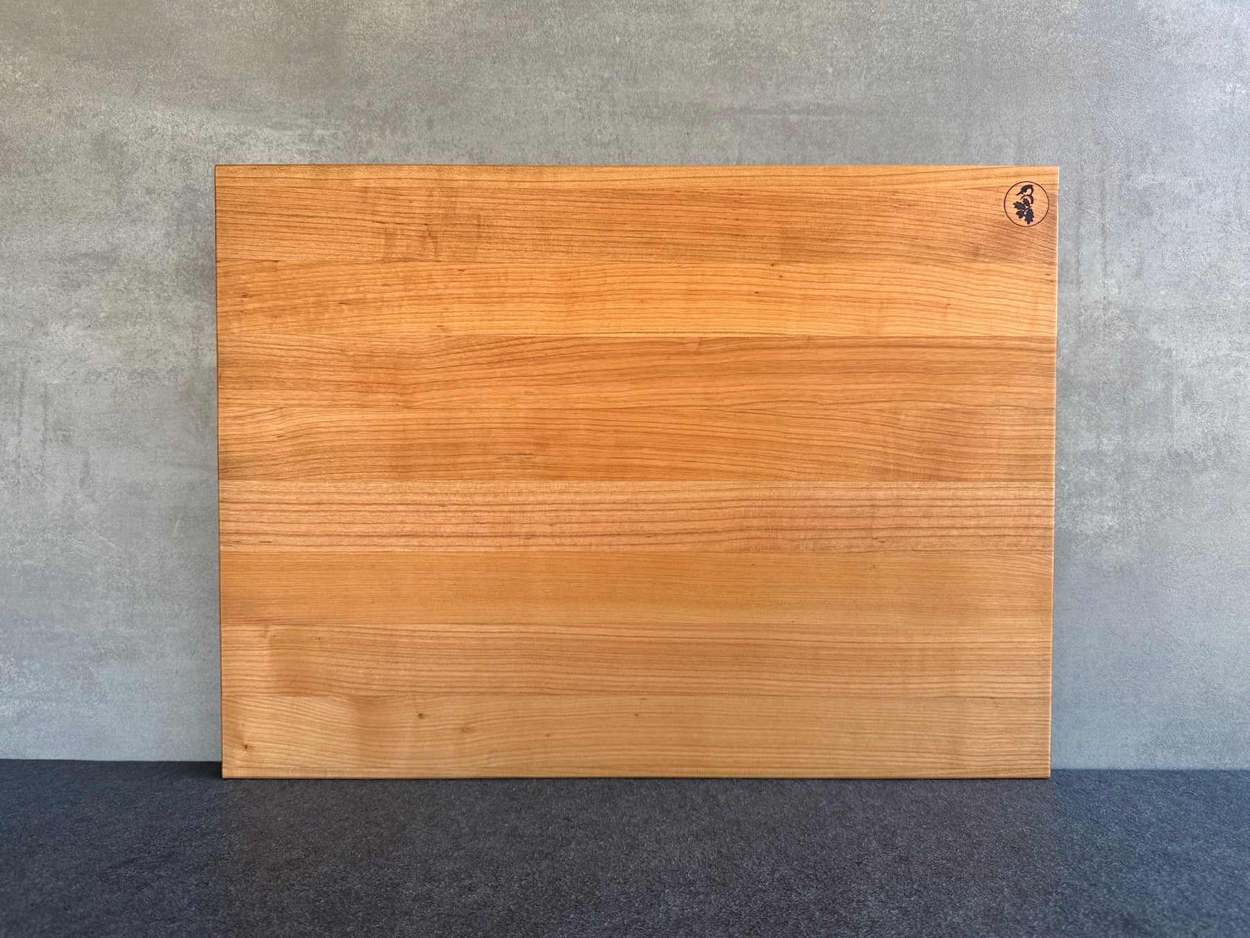 55 cm breites Arbeitsbrett aus Kirschbaum.
