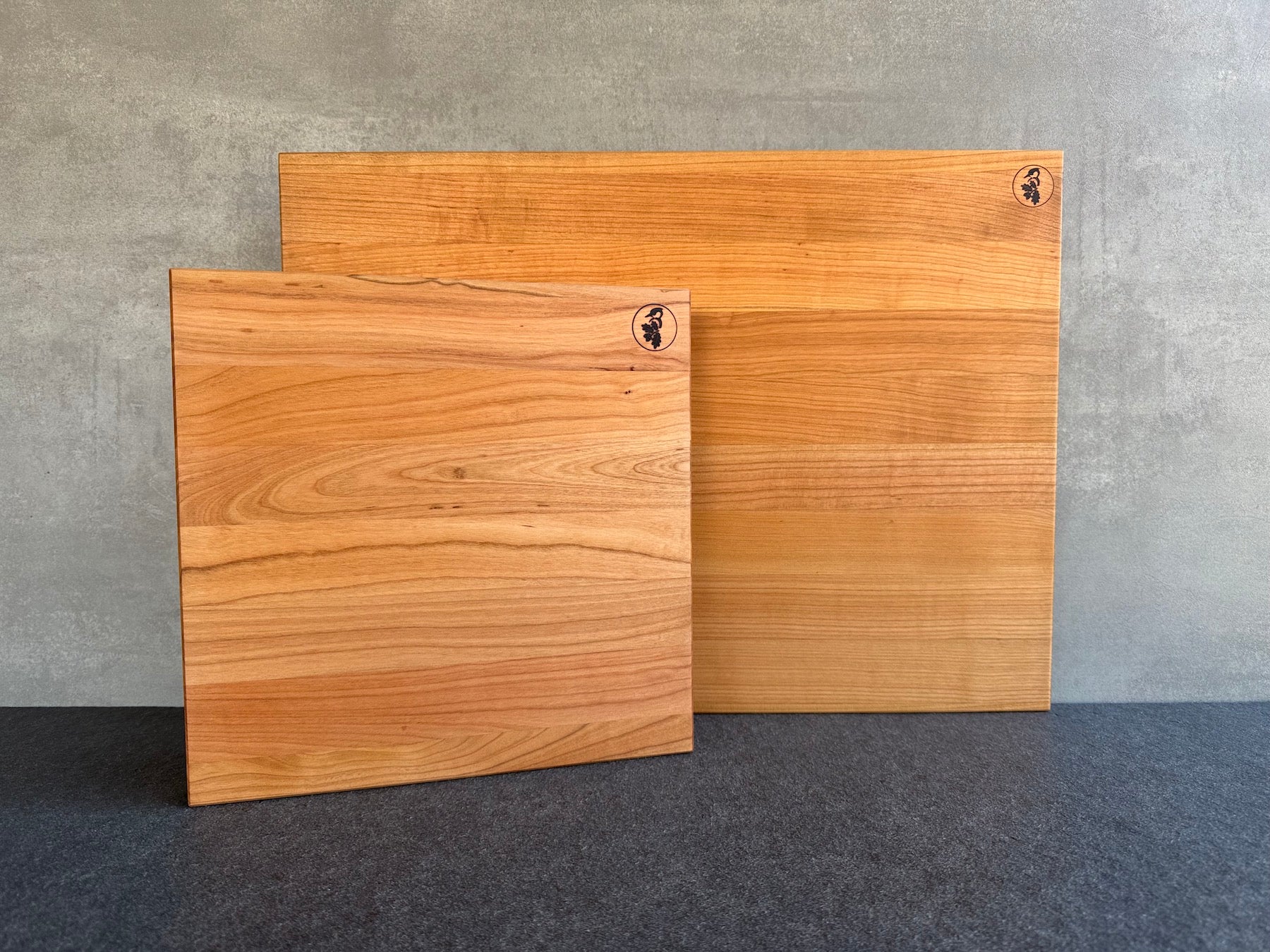 2 verschiedene Arbeitsbretter aus Kirschbaum.