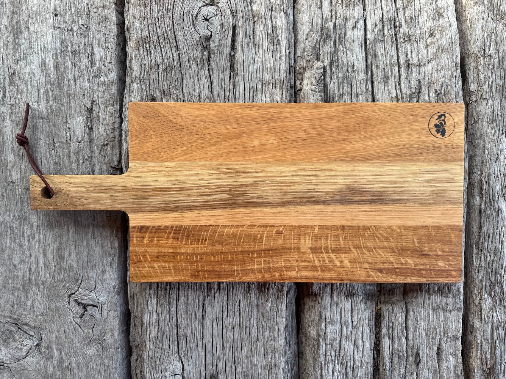 Eiche Servierbrett mit Griff auf historischen Eichenbalken.