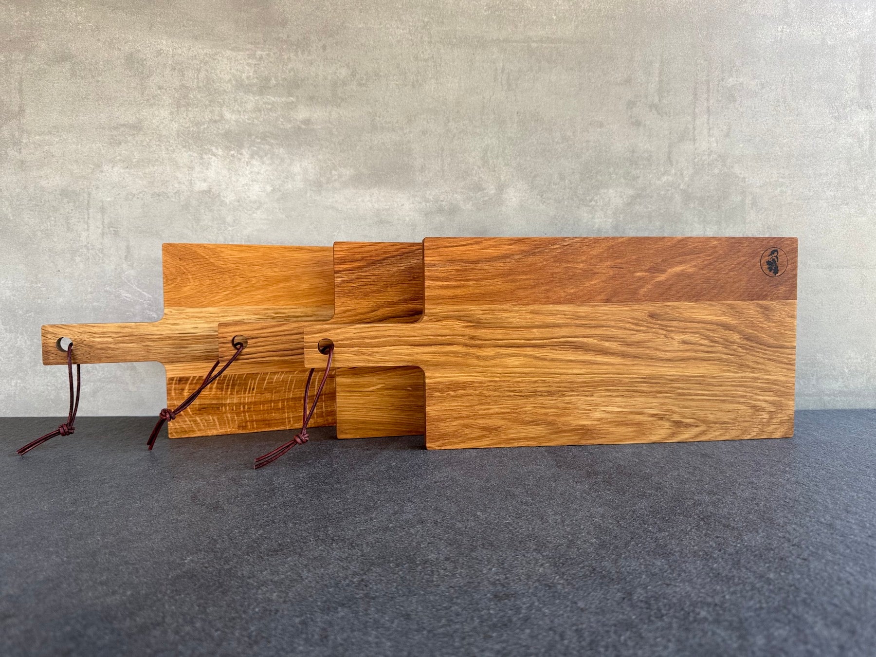 Holzbrett mit Griff und Lederband in wilder Eiche.