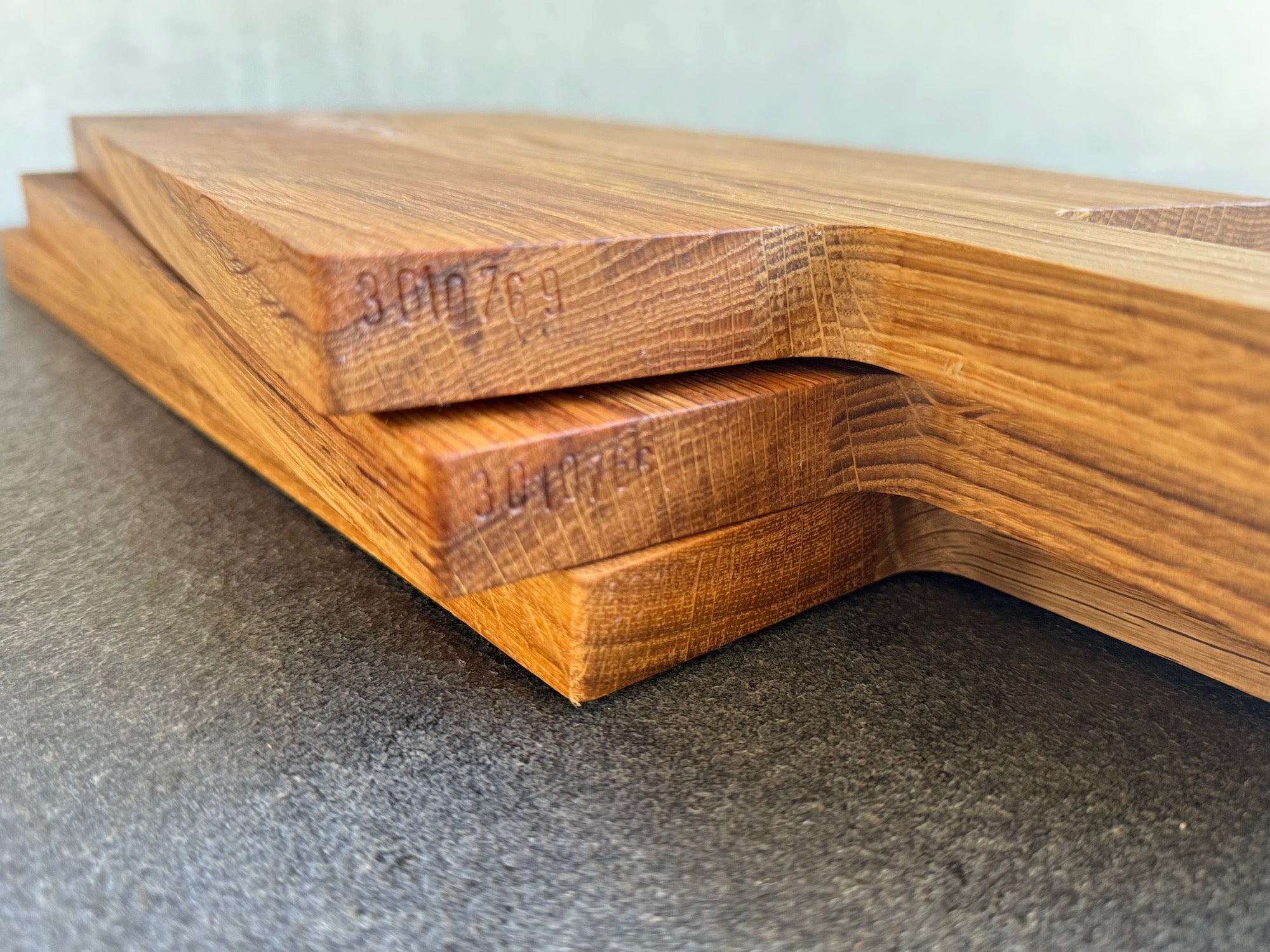 Ansicht im Detail von der Seriennummer bei einem Eiche Schneidebrett.