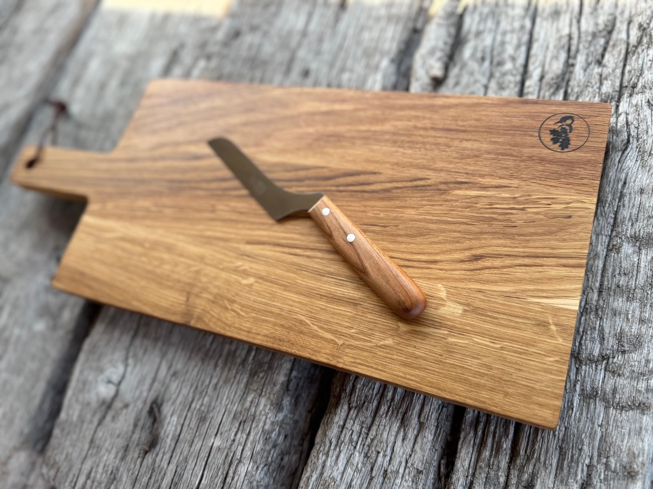 Schneidebrett mit Griff aus Eiche mit einem Käsemesser von Windmühlenmesser.