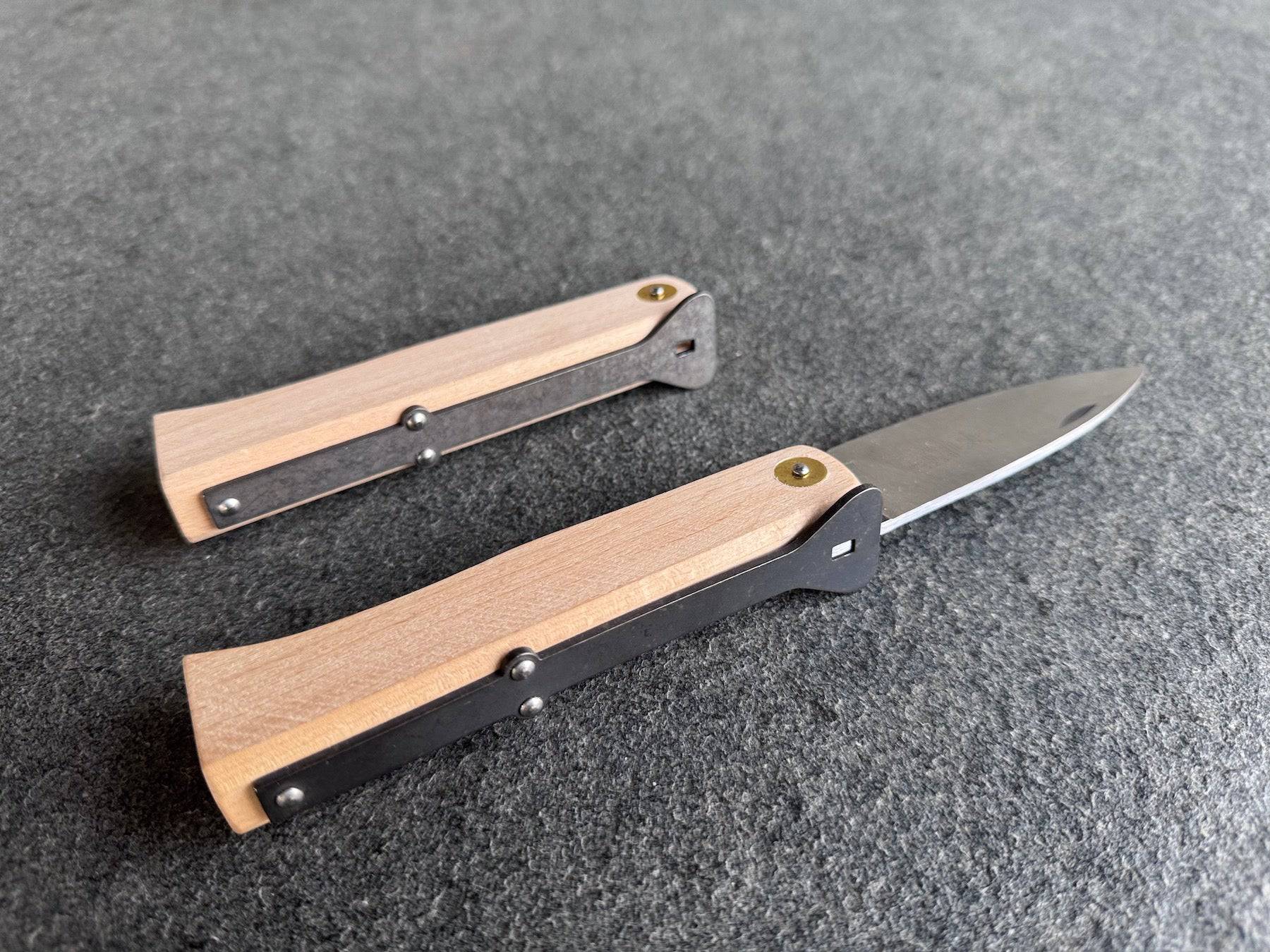 Lierenaar: ein eingeklapptes und ausgeklapptes Taschenmesser