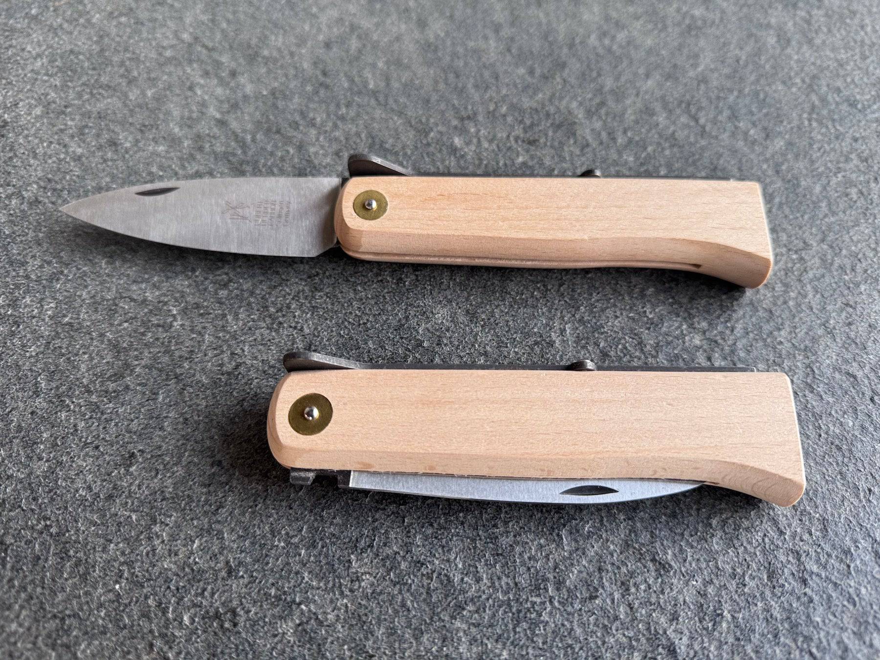 WindmühlenmesserLierenaar: ein eingeklapptes und ausgeklapptes Taschenmesser