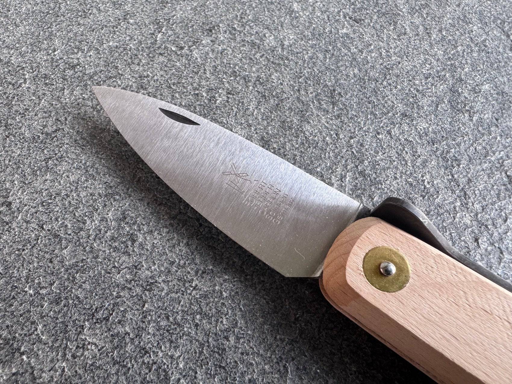 Detailansicht der Klinge des Steakmessers Lierenaar mit Eisbuche-Griff von Windmühlenmesser.