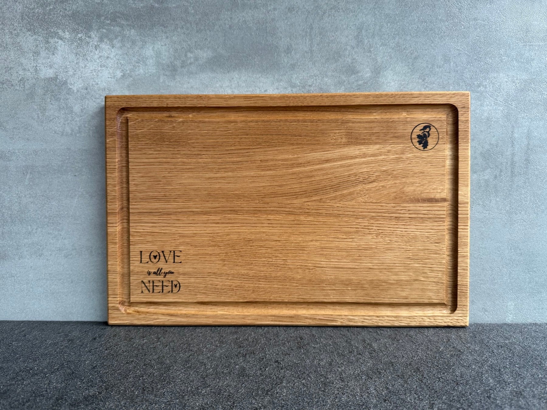 Saftrillenbrett aus Eiche mit Valentinstag Gravur.