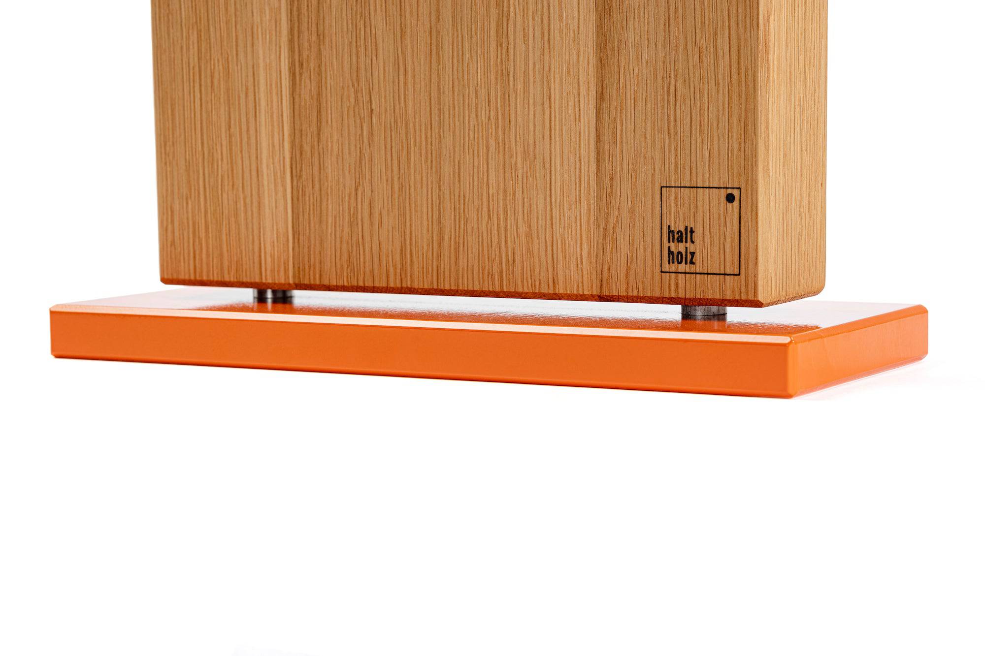 Orangener Stahlsockel im Detail