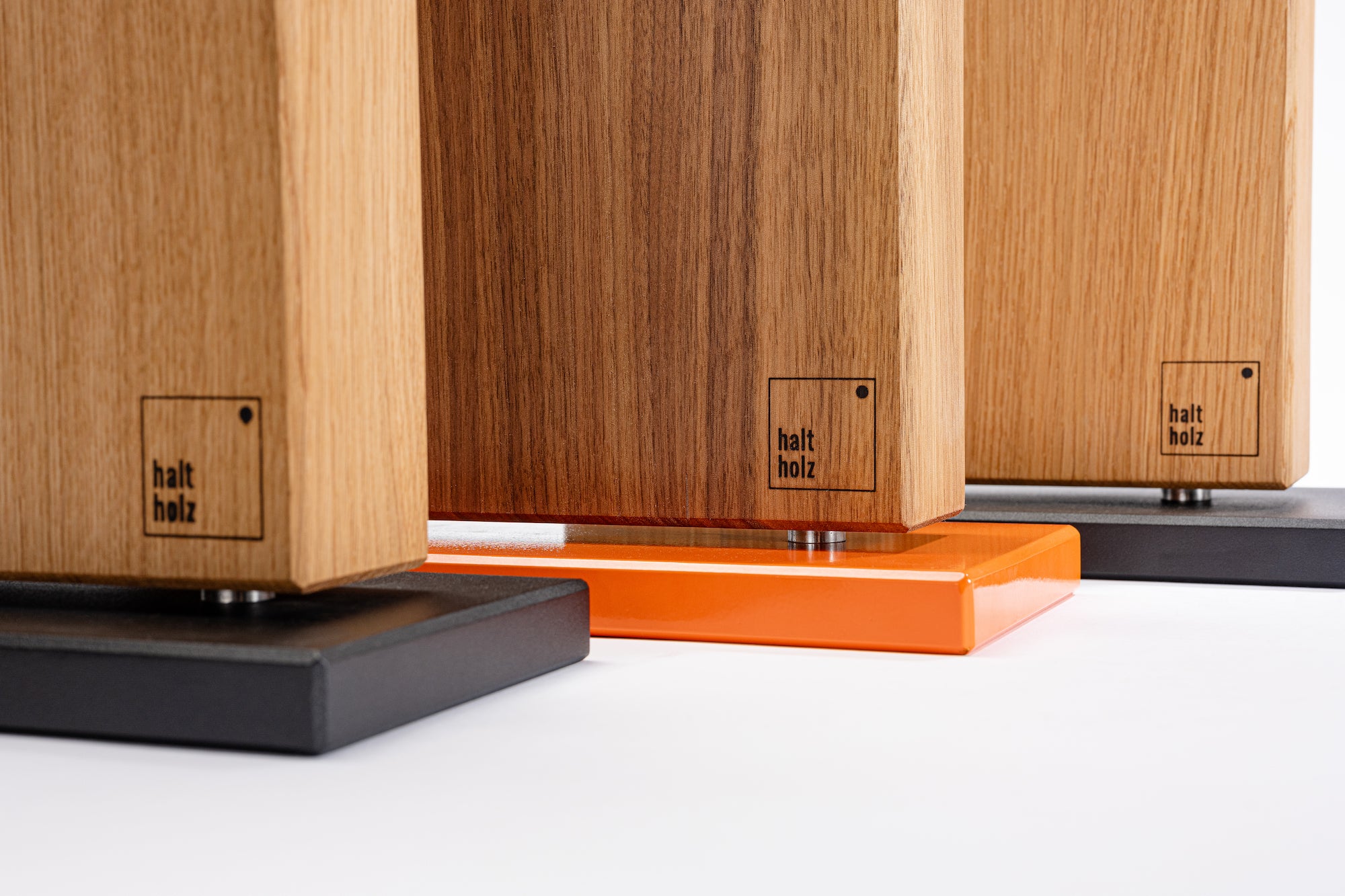 Messerblöcke aus Eiche und Nussbaum mit schwarzem und orangenem Sockel