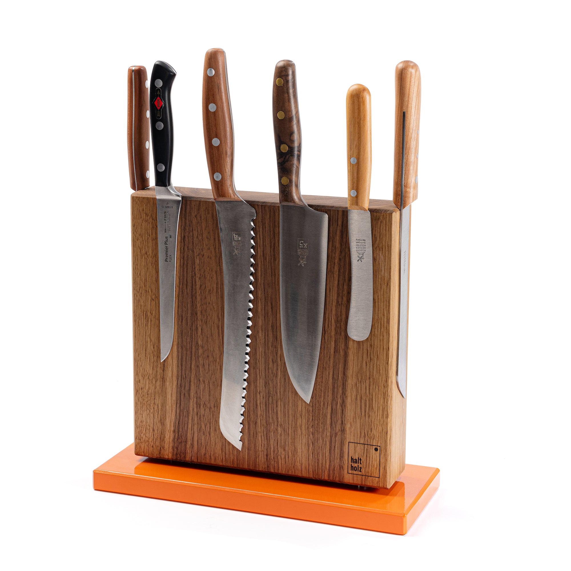 Magnetischer Nussbaum Messerblock mit orangenem Stahlsockel und verschiedenen Kochmessern von Dick und Windmühlenmesser.
