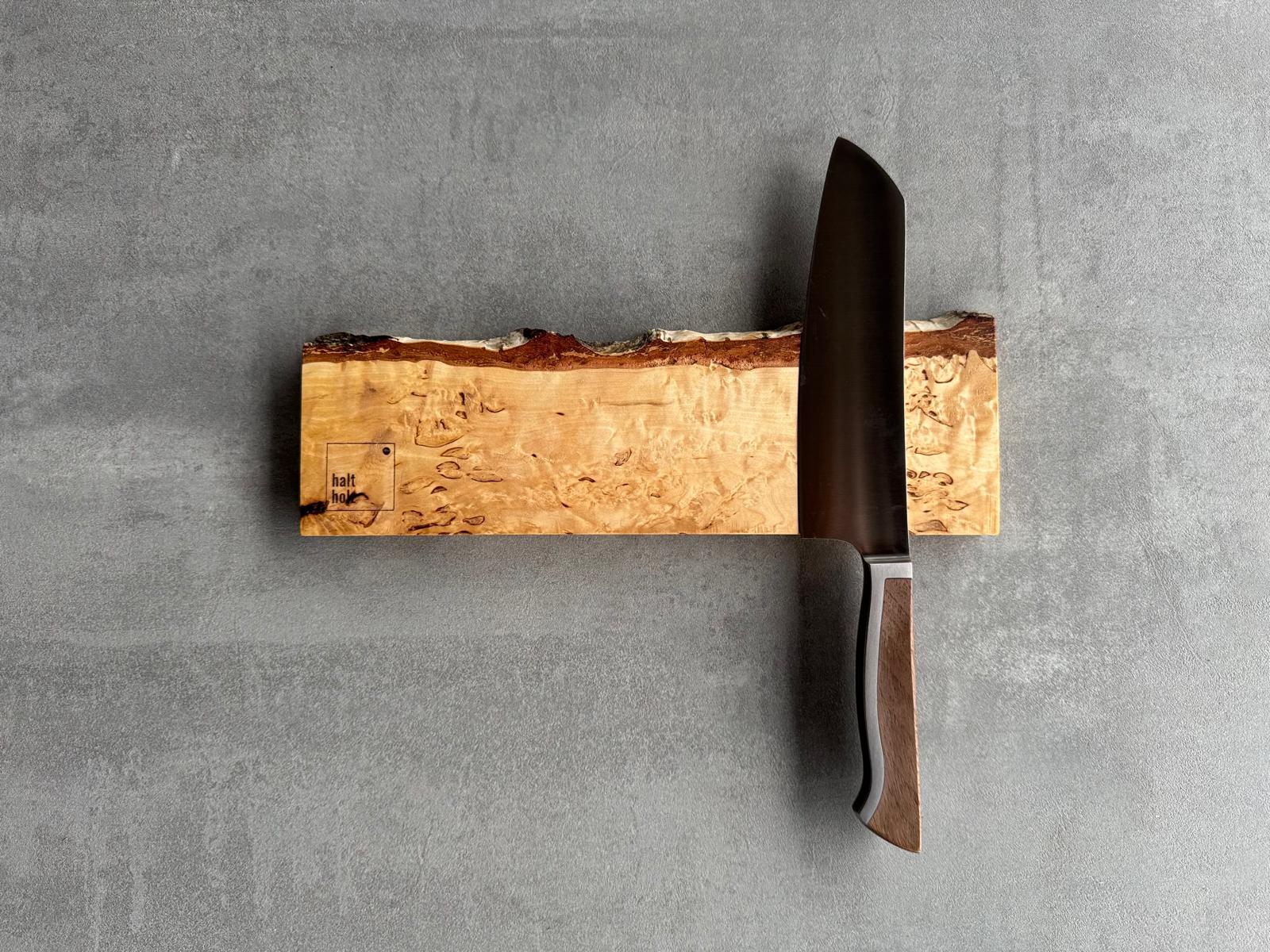 Karelische Maserbirke: Magnetischer Messerhalter für 3 Messer. Dekoriert mit einem Güde Synchros Kochmesser.