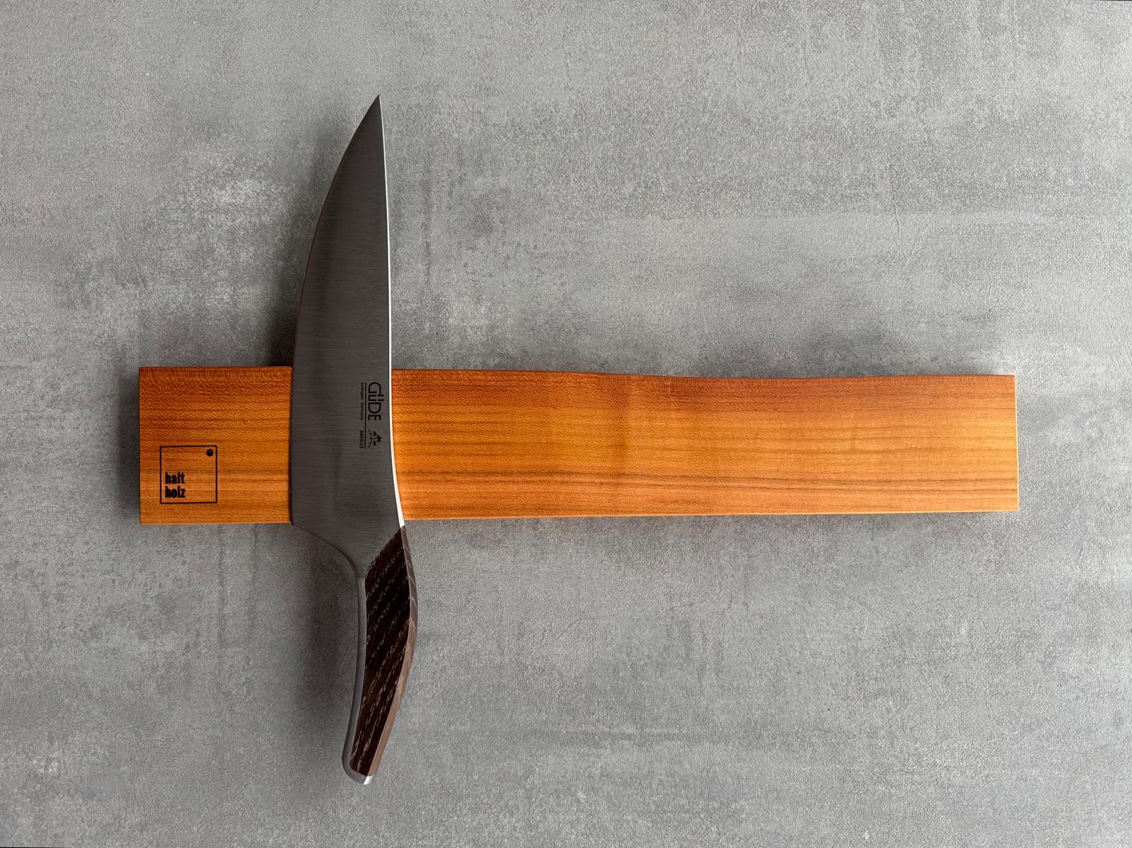 Messerleiste aus Spessarter Kirschbaum mit Baumkante und Kochmesser von Güde.