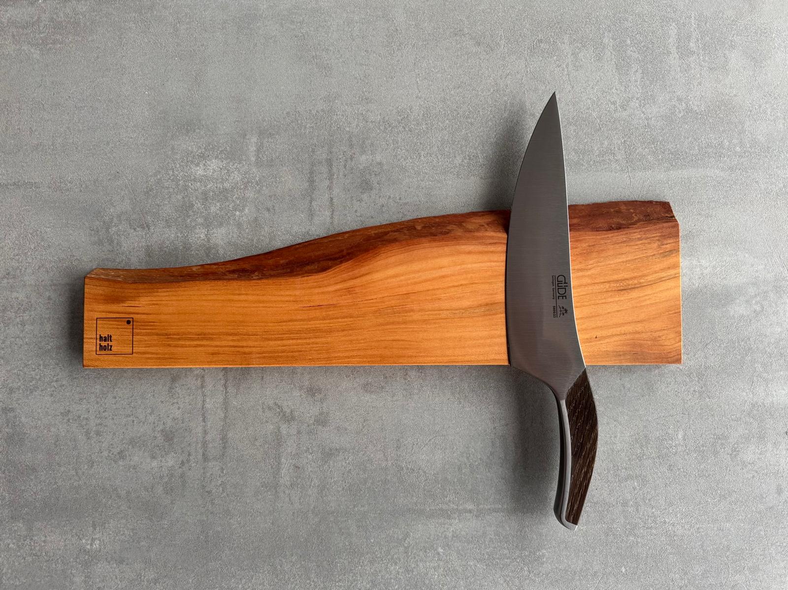 Große Baumkante bei einer Messerleiste aus Spessarter Kirschbaum mit Baumkante und Kochmesser von Güde.