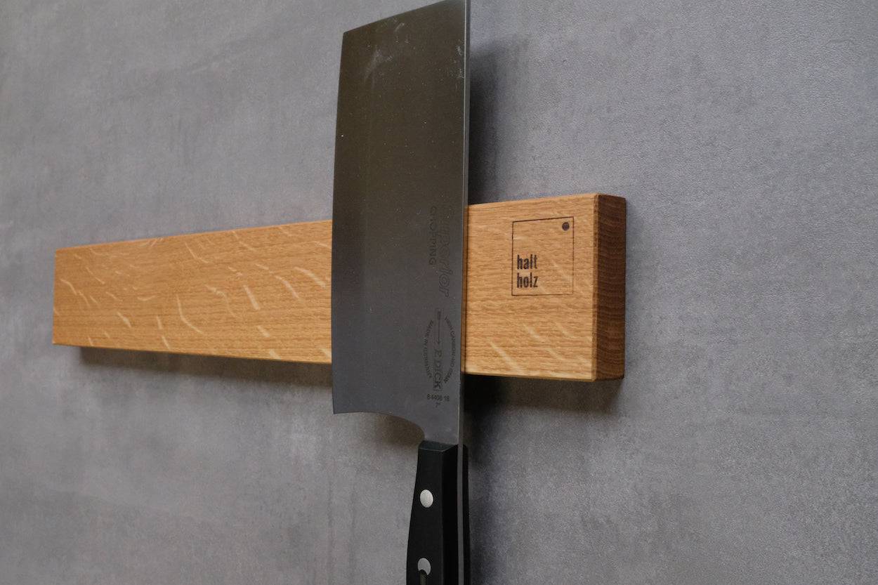 Magnetischer Messerhalter mit starken Neodym Magneten für sechs Messer. Abbildung mit großem Messer.