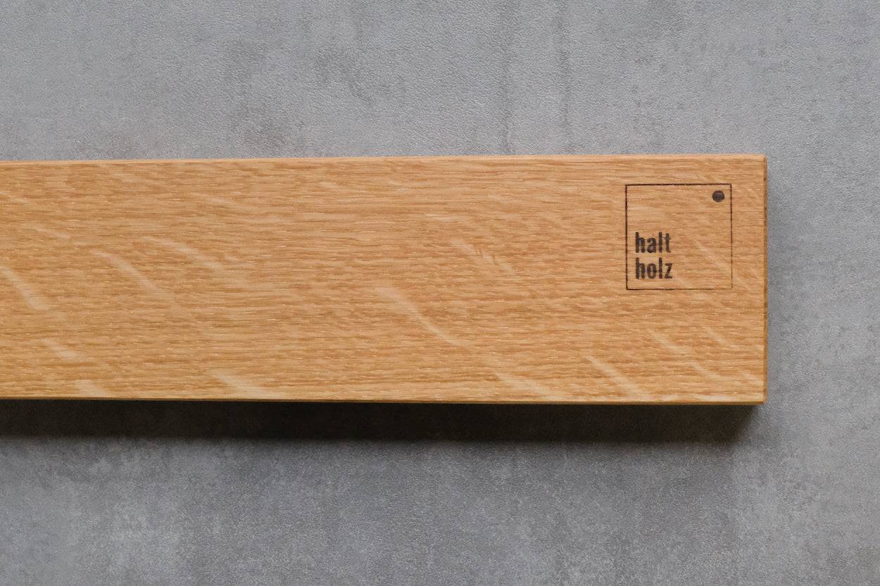 Nahaufnahme von einem magnetischen Wandhalter für Messer aus Eichenholz